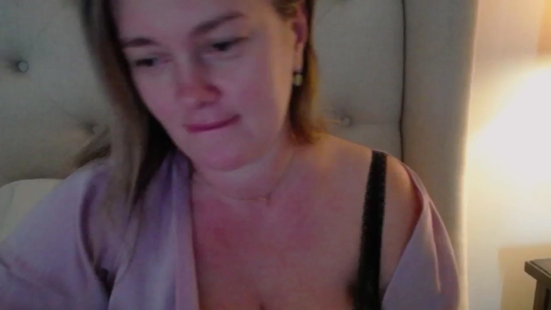 Gallery image thumbnail from J0llye's myfreecams stream on, 10/01/2024, 19:58 image 16 of 20