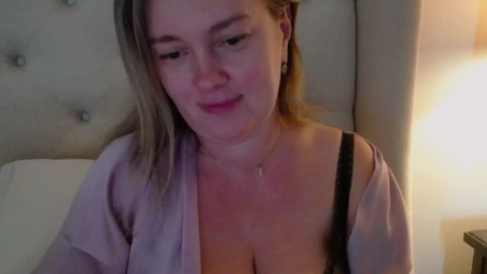 Gallery image thumbnail from J0llye's myfreecams stream on, 10/01/2024, 19:58 image 17 of 20