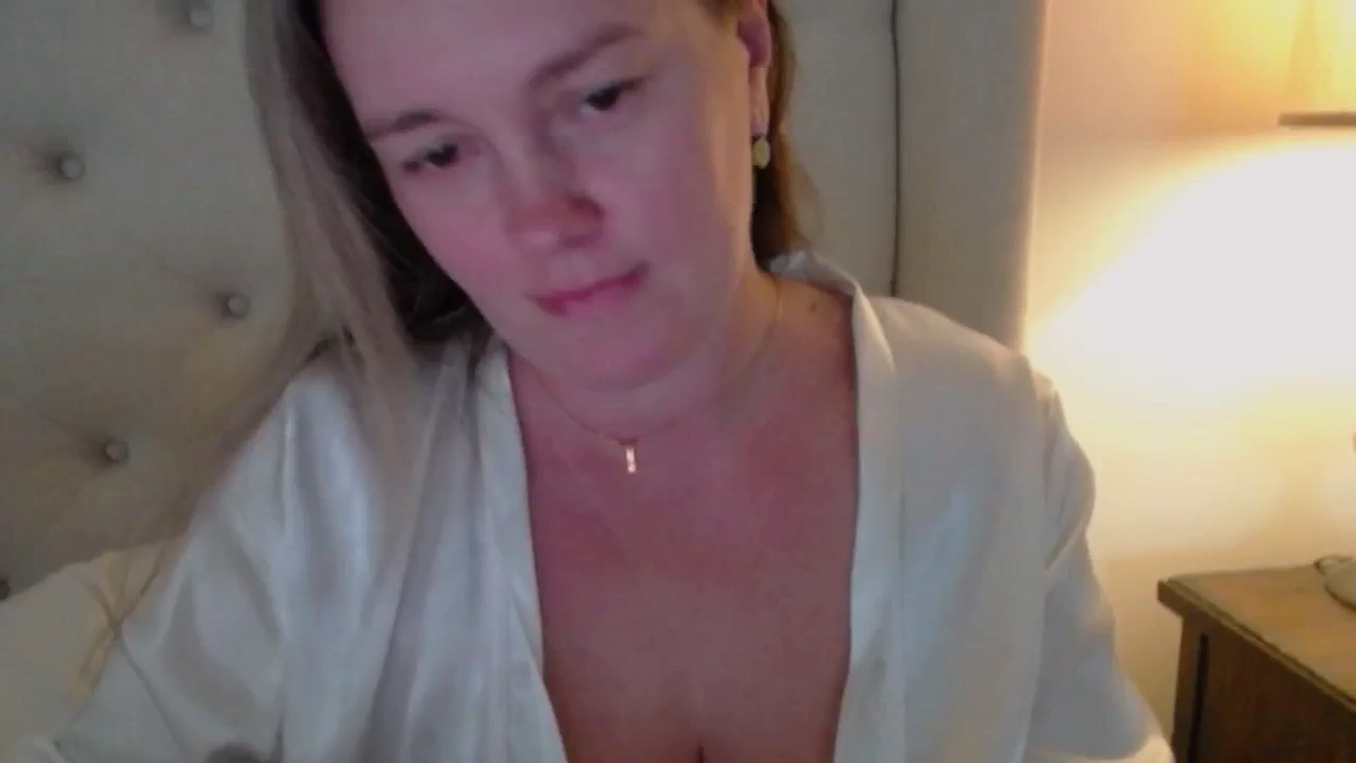 Gallery image thumbnail from J0llye's myfreecams stream on, 10/03/2024, 20:05 image 16 of 20