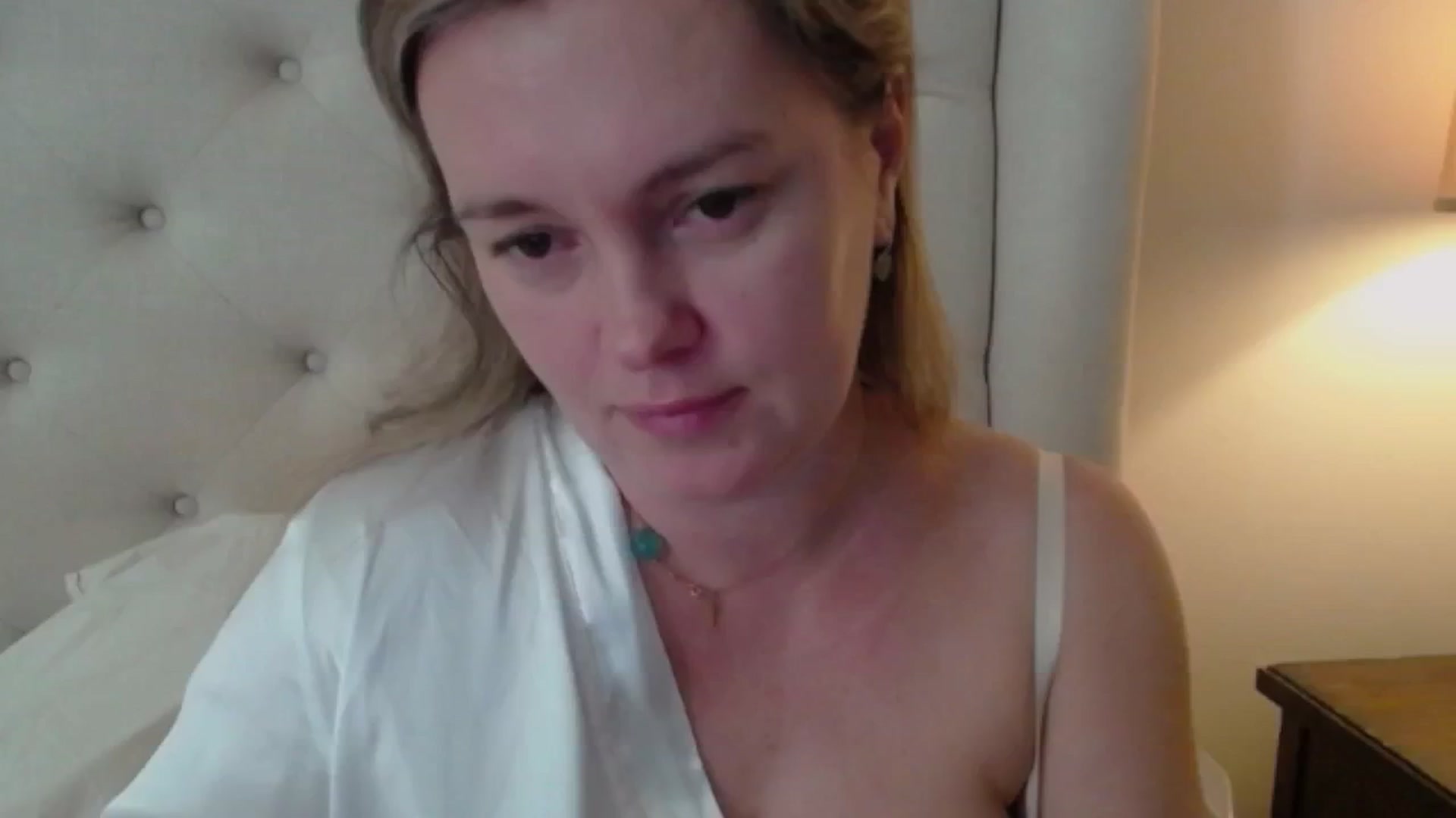 Gallery image thumbnail from J0llye's myfreecams stream on, 10/08/2024, 15:17 image 4 of 20