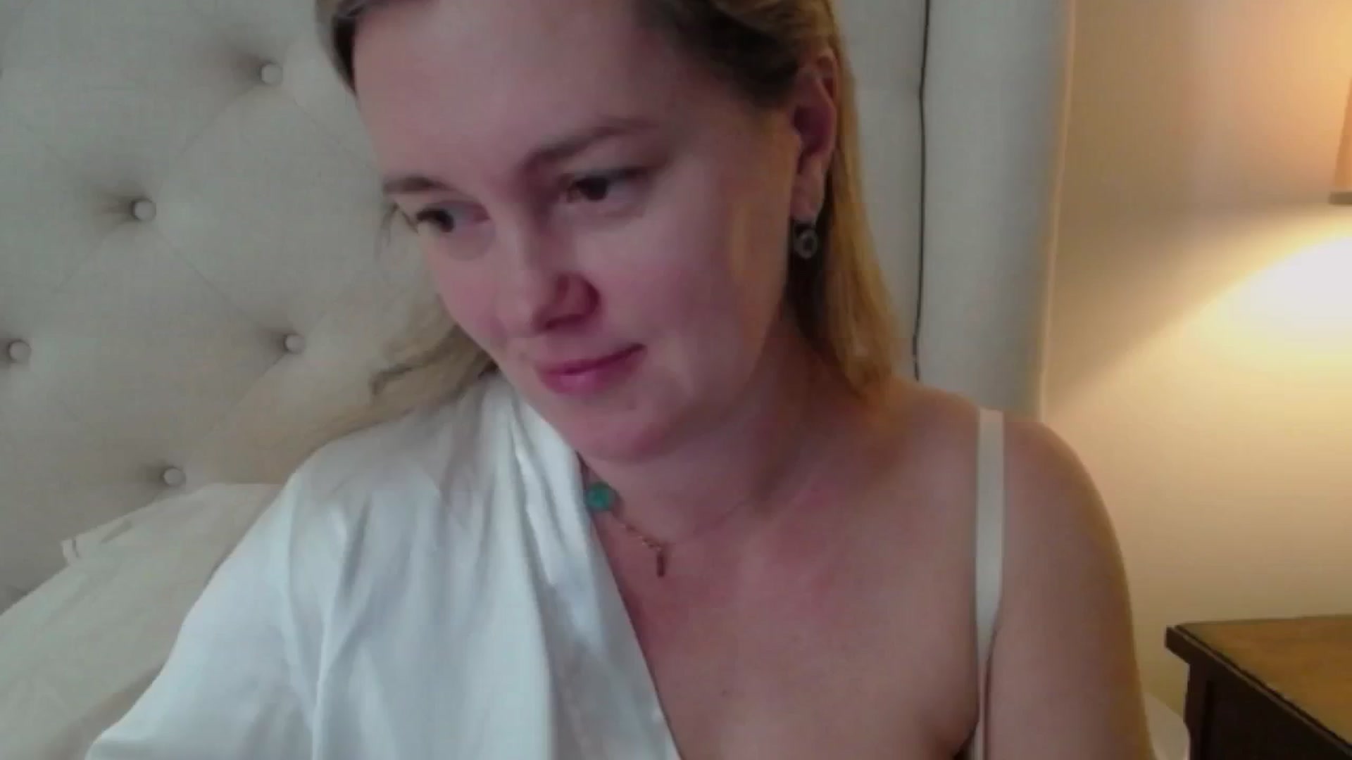 Gallery image thumbnail from J0llye's myfreecams stream on, 10/08/2024, 15:17 image 2 of 20