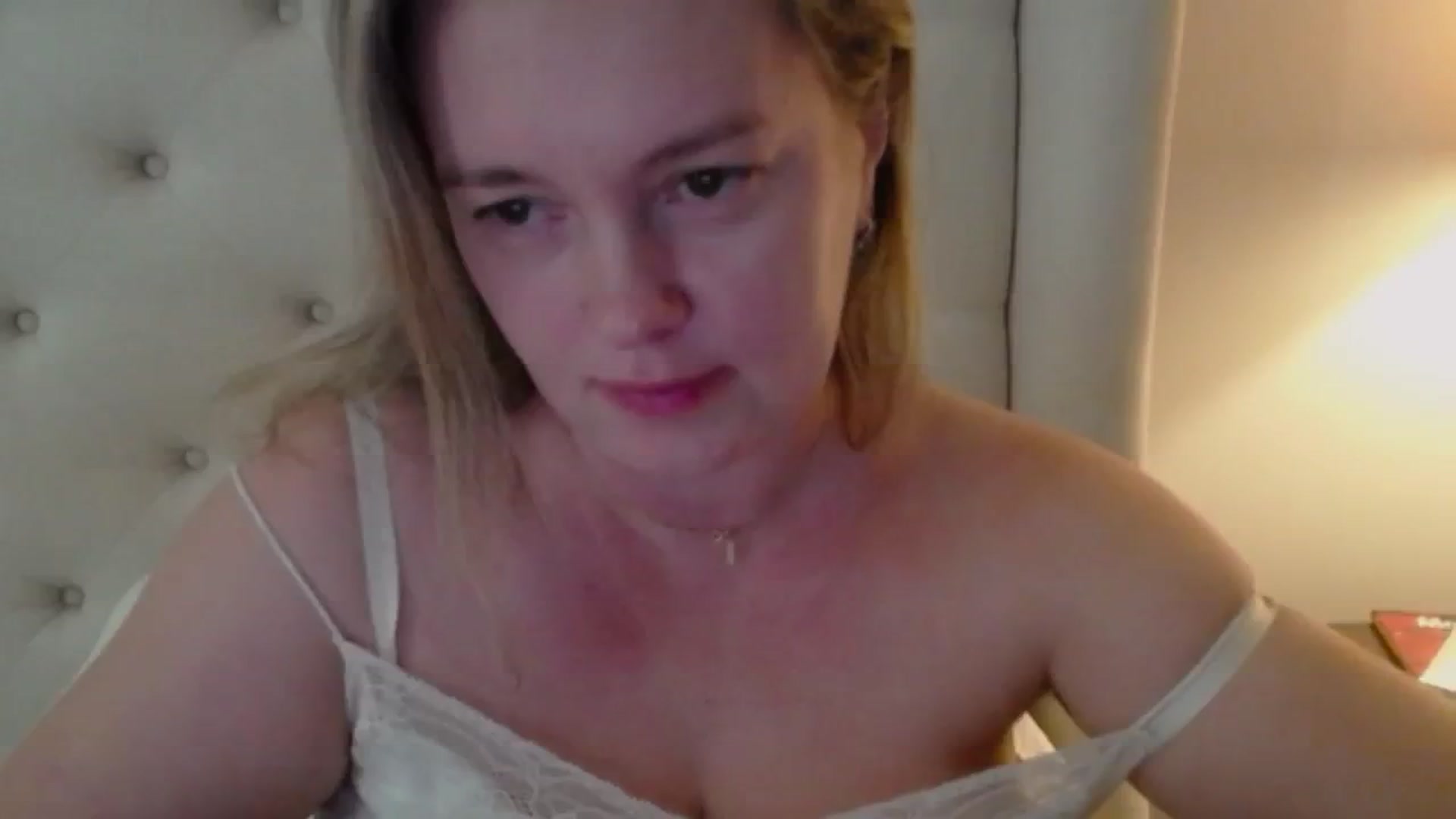 Gallery image thumbnail from J0llye's myfreecams stream on, 10/11/2024, 15:57 image 17 of 20