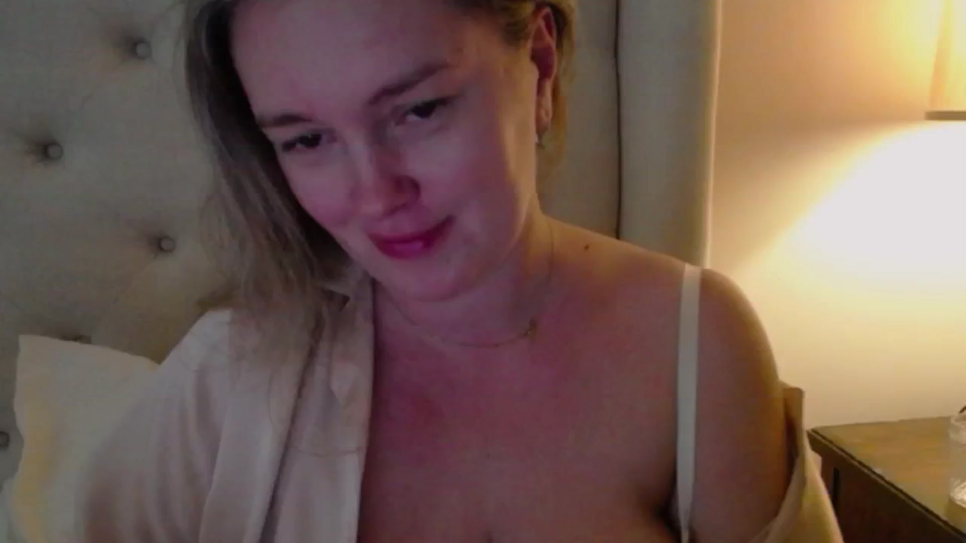 Gallery image thumbnail from J0llye's myfreecams stream on, 10/13/2024, 19:21 image 3 of 20