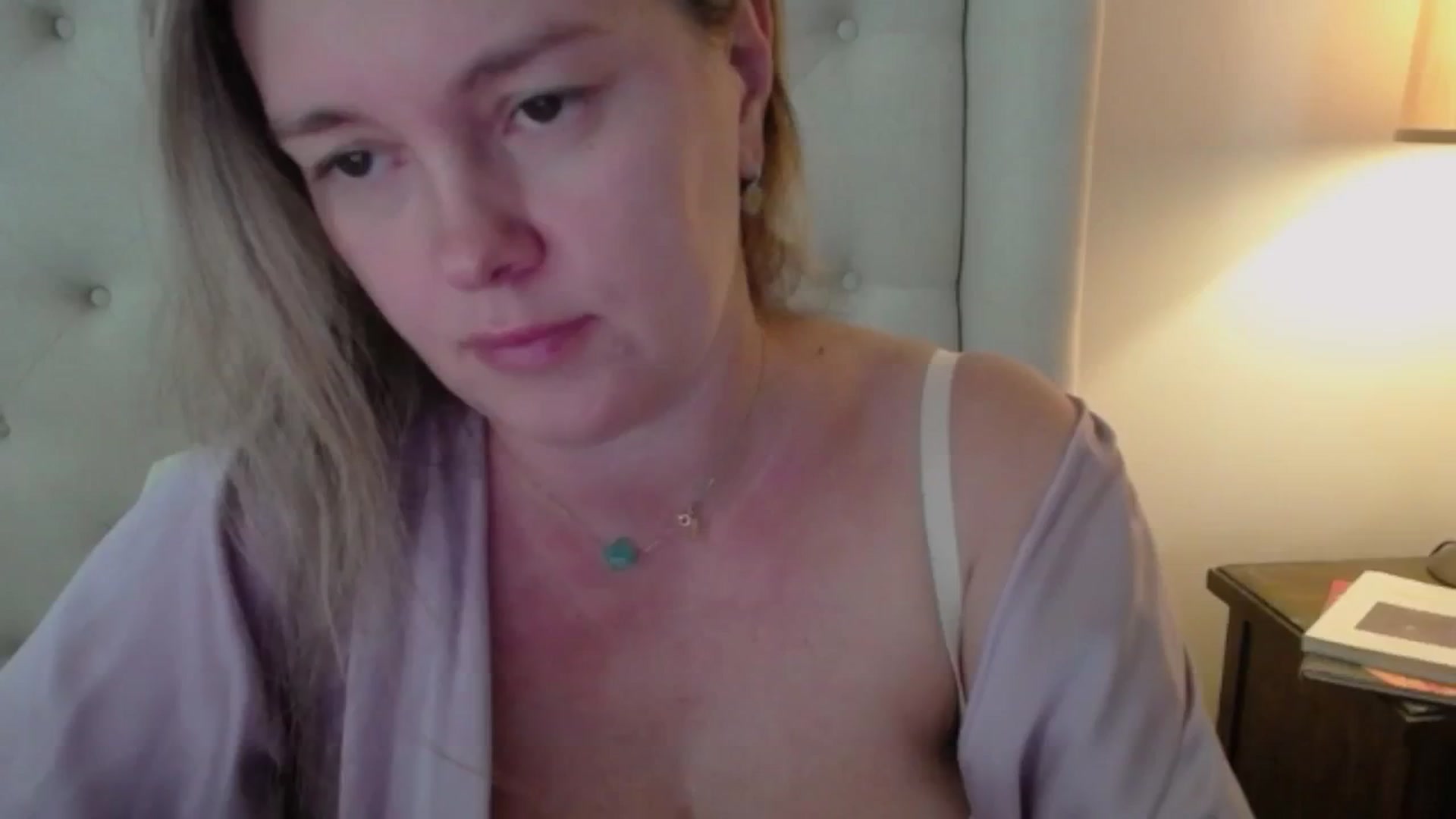 Gallery image thumbnail from J0llye's myfreecams stream on, 10/14/2024, 17:01 image 11 of 20