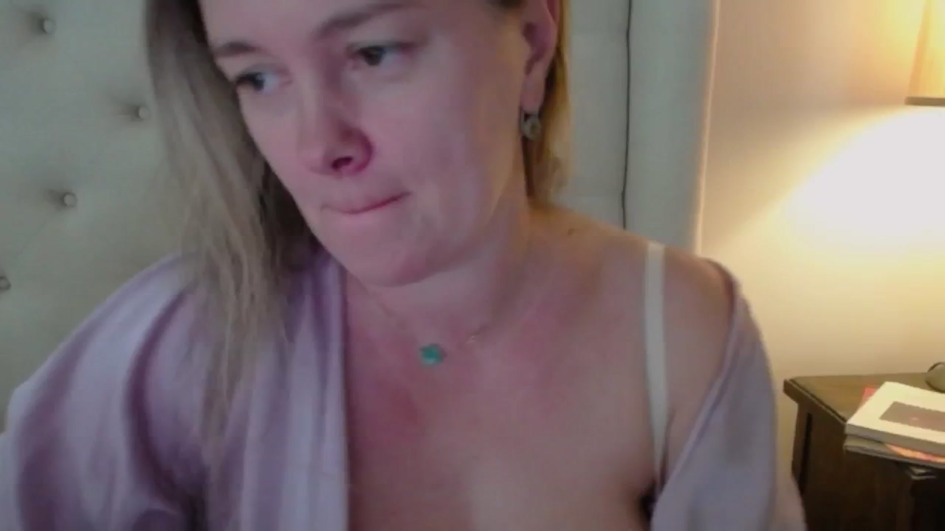 Gallery image thumbnail from J0llye's myfreecams stream on, 10/14/2024, 17:01 image 8 of 20