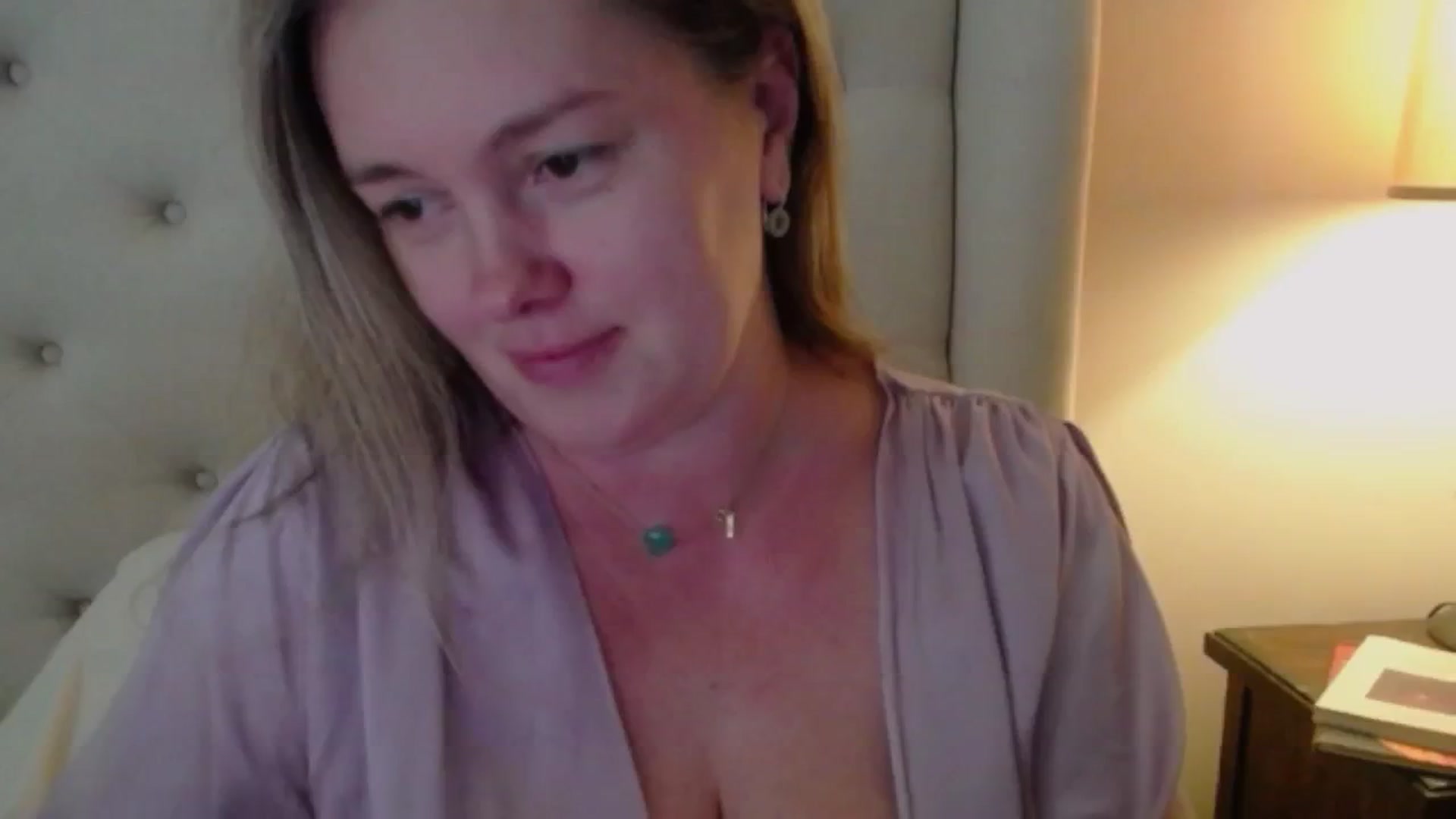 Gallery image thumbnail from J0llye's myfreecams stream on, 10/14/2024, 18:36 image 13 of 20