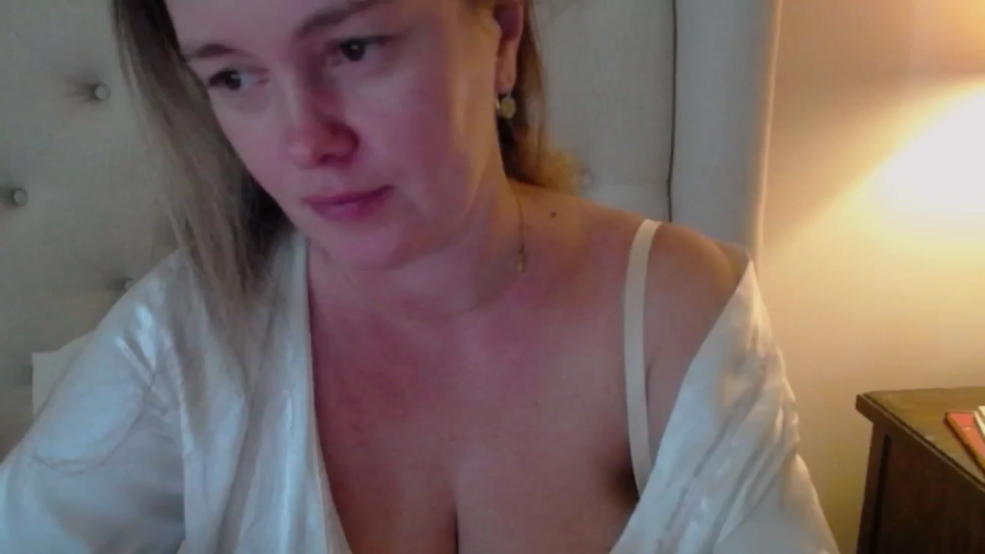 Gallery image thumbnail from J0llye's myfreecams stream on, 10/16/2024, 18:46 image 11 of 20