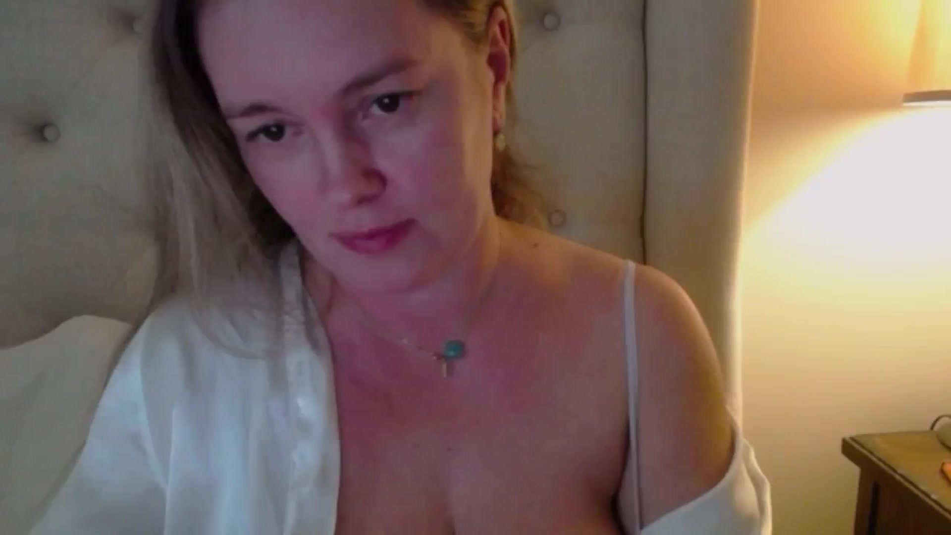 Gallery image thumbnail from J0llye's myfreecams stream on, 10/17/2024, 20:20 image 7 of 20