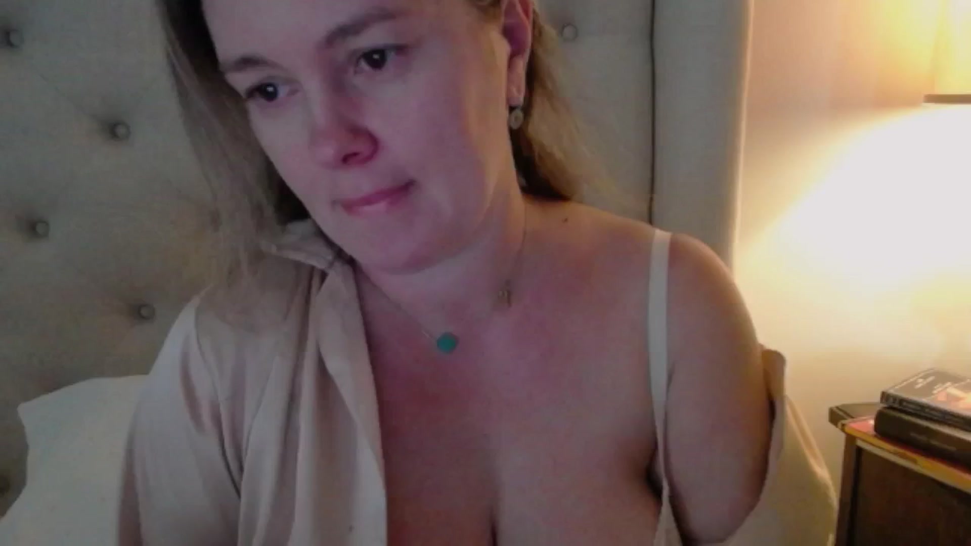Gallery image thumbnail from J0llye's myfreecams stream on, 10/22/2024, 16:15 image 1 of 20