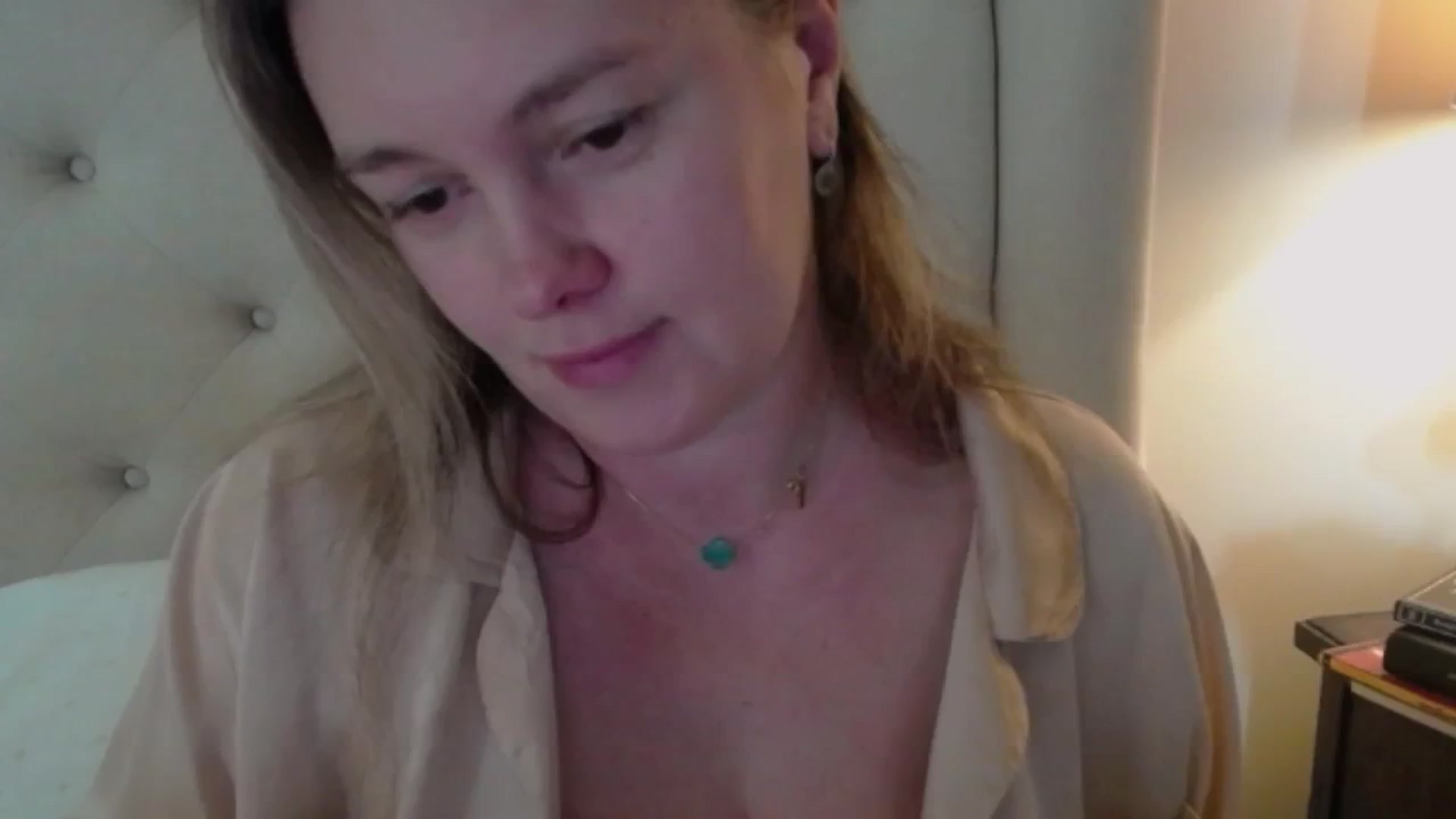 Gallery image thumbnail from J0llye's myfreecams stream on, 10/22/2024, 16:34 image 18 of 20