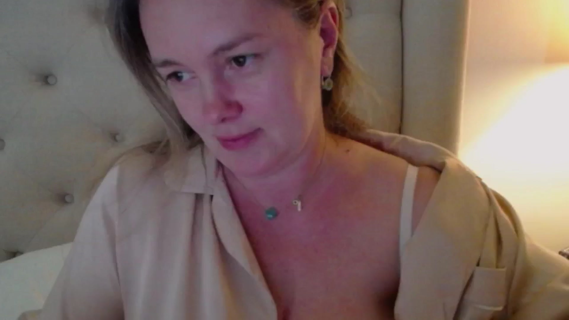 Gallery image thumbnail from J0llye's myfreecams stream on, 10/22/2024, 20:03 image 3 of 20