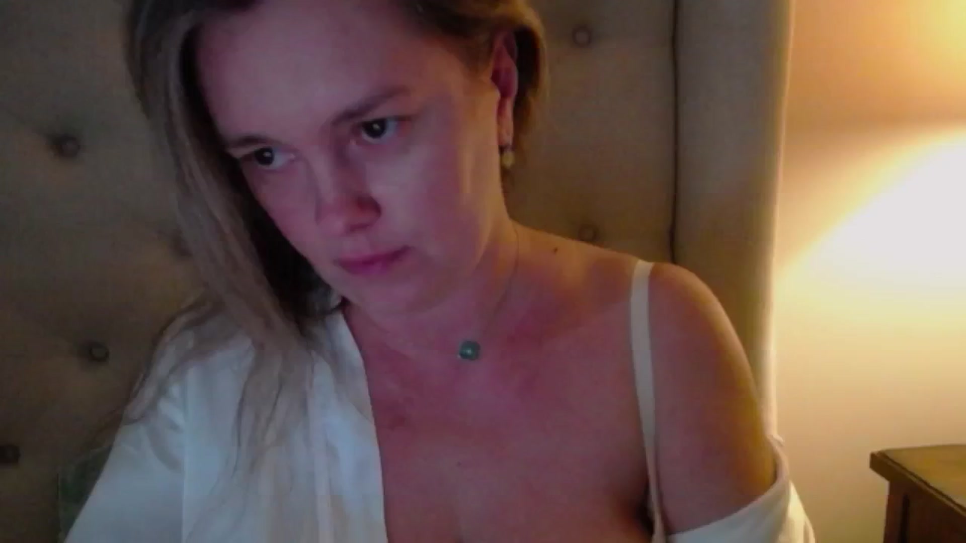 Gallery image thumbnail from J0llye's myfreecams stream on, 10/28/2024, 20:24 image 11 of 20