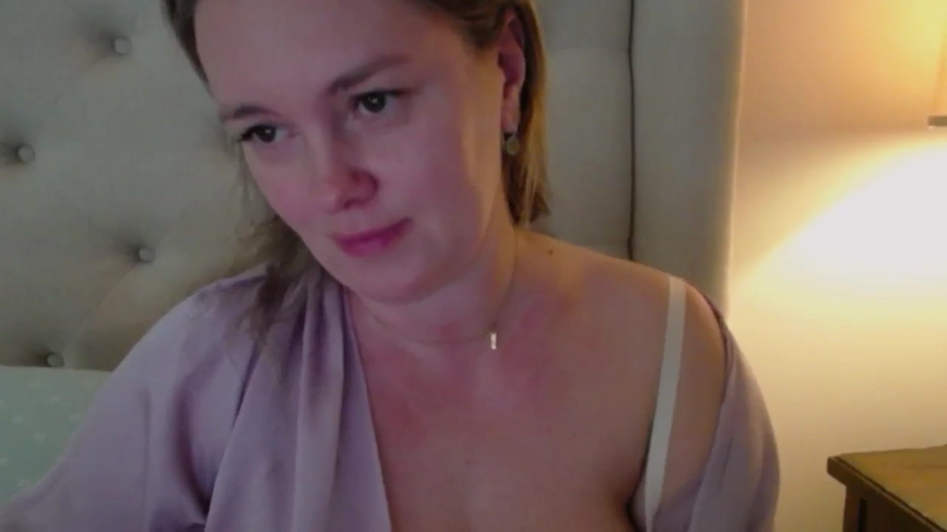 Gallery image thumbnail from J0llye's myfreecams stream on, 10/29/2024, 17:01 image 10 of 20