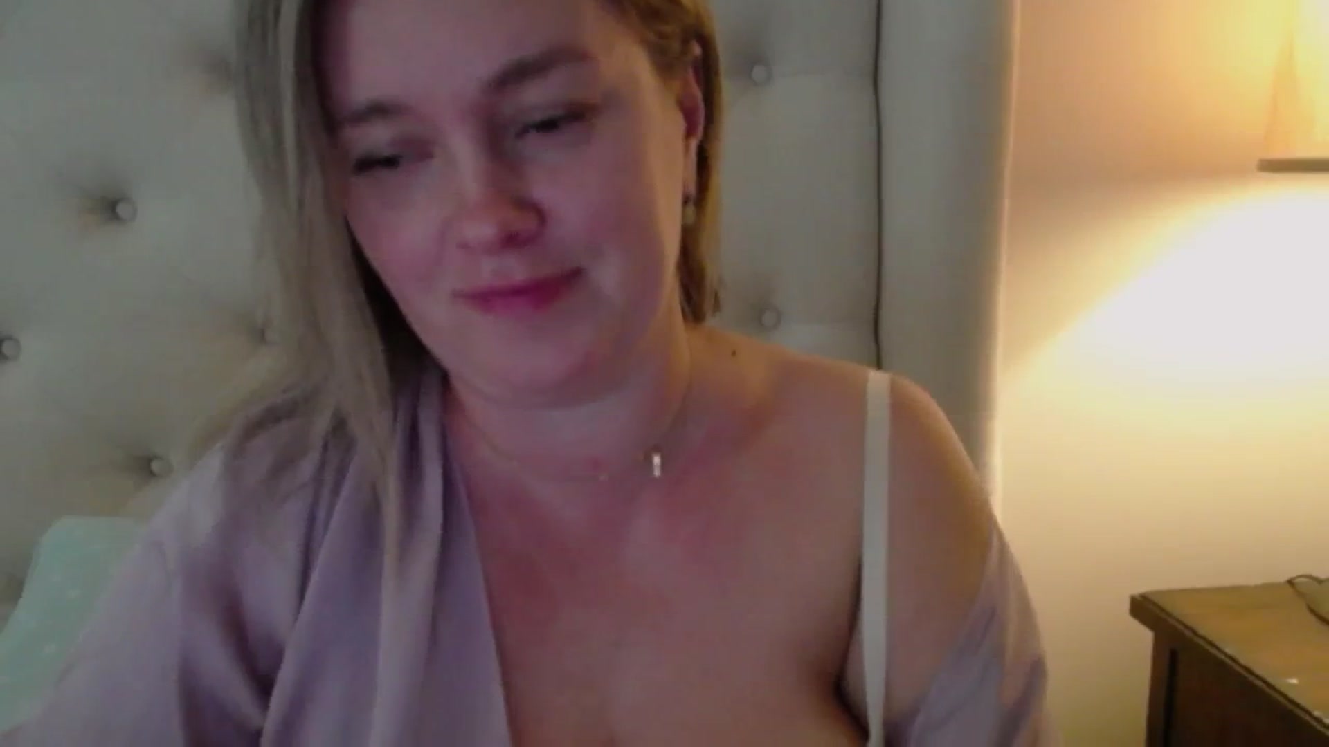 Gallery image thumbnail from J0llye's myfreecams stream on, 10/29/2024, 17:01 image 7 of 20