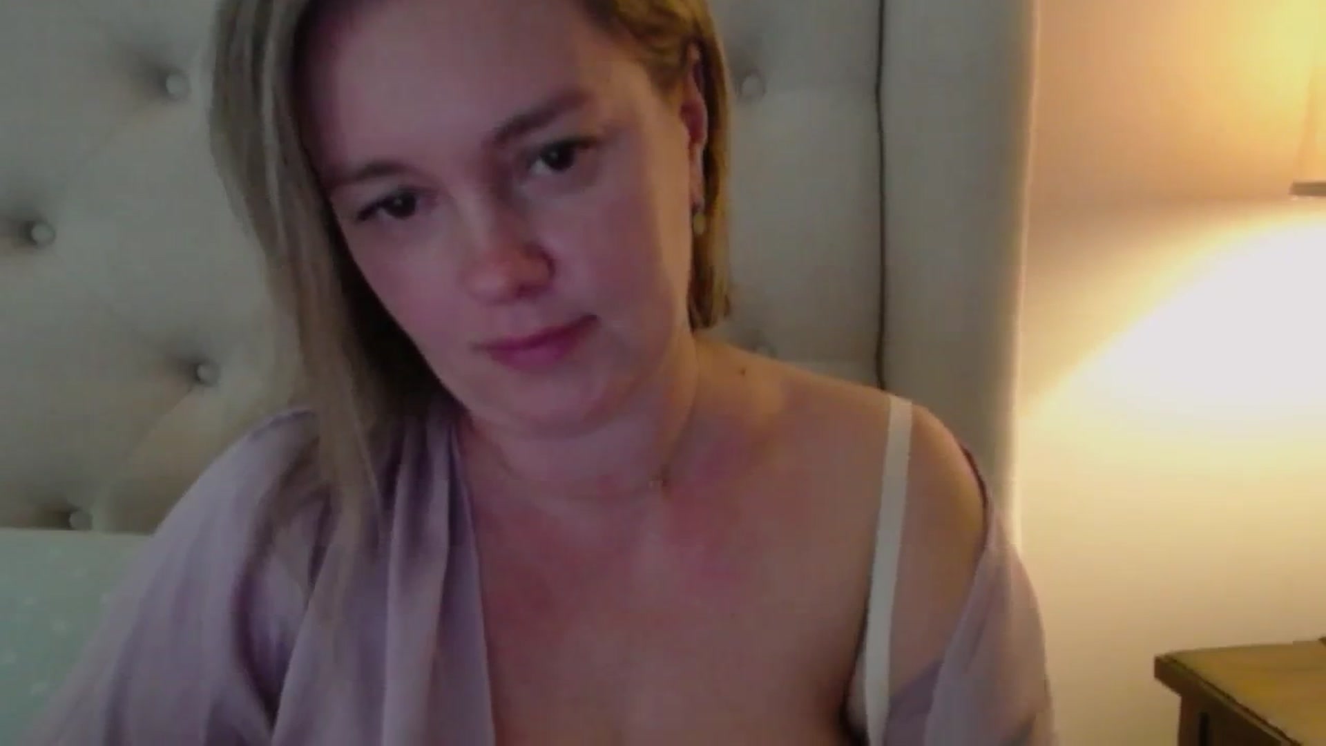 Gallery image thumbnail from J0llye's myfreecams stream on, 10/29/2024, 17:01 image 9 of 20
