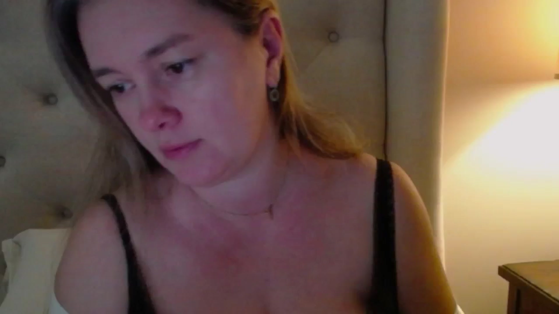 Gallery image thumbnail from J0llye's myfreecams stream on, 11/24/2024, 17:21 image 6 of 20