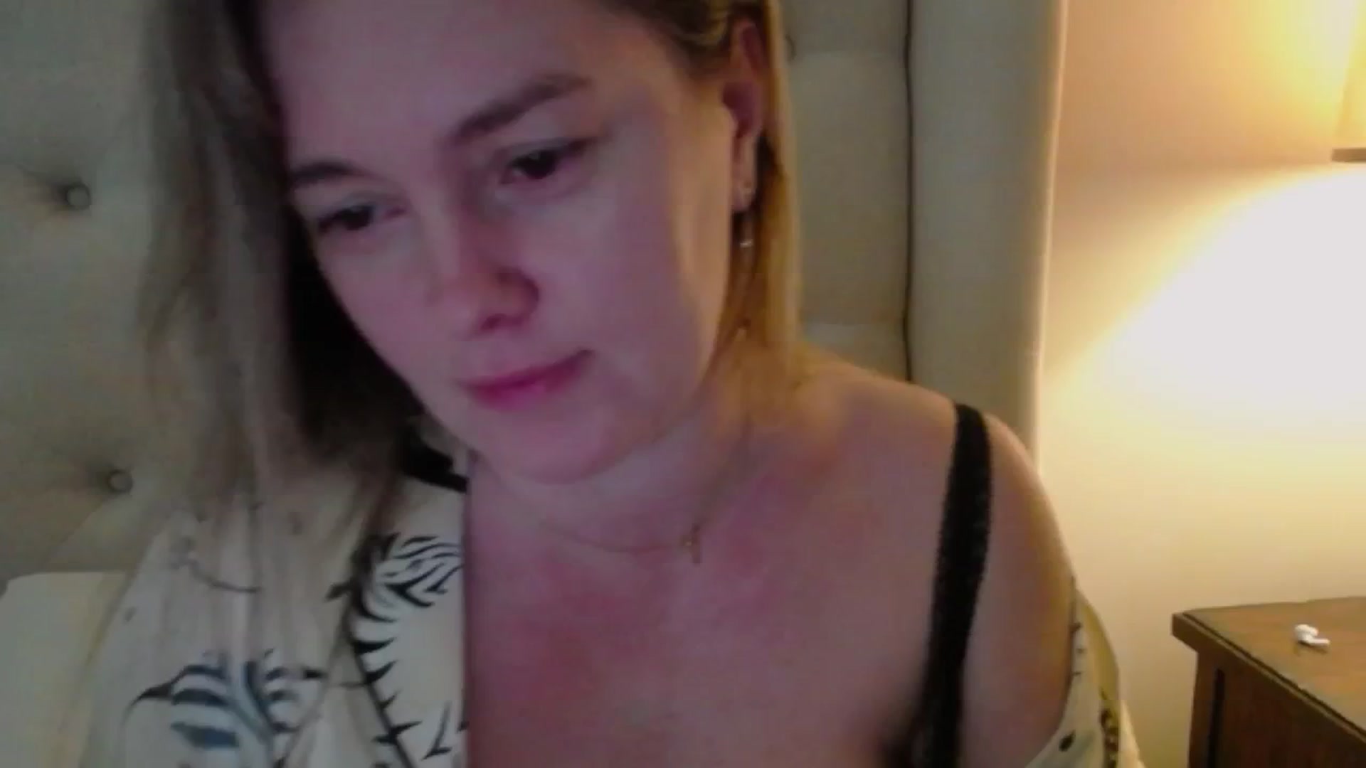 Gallery image thumbnail from J0llye's myfreecams stream on, 01/29/2025, 17:19 image 16 of 20