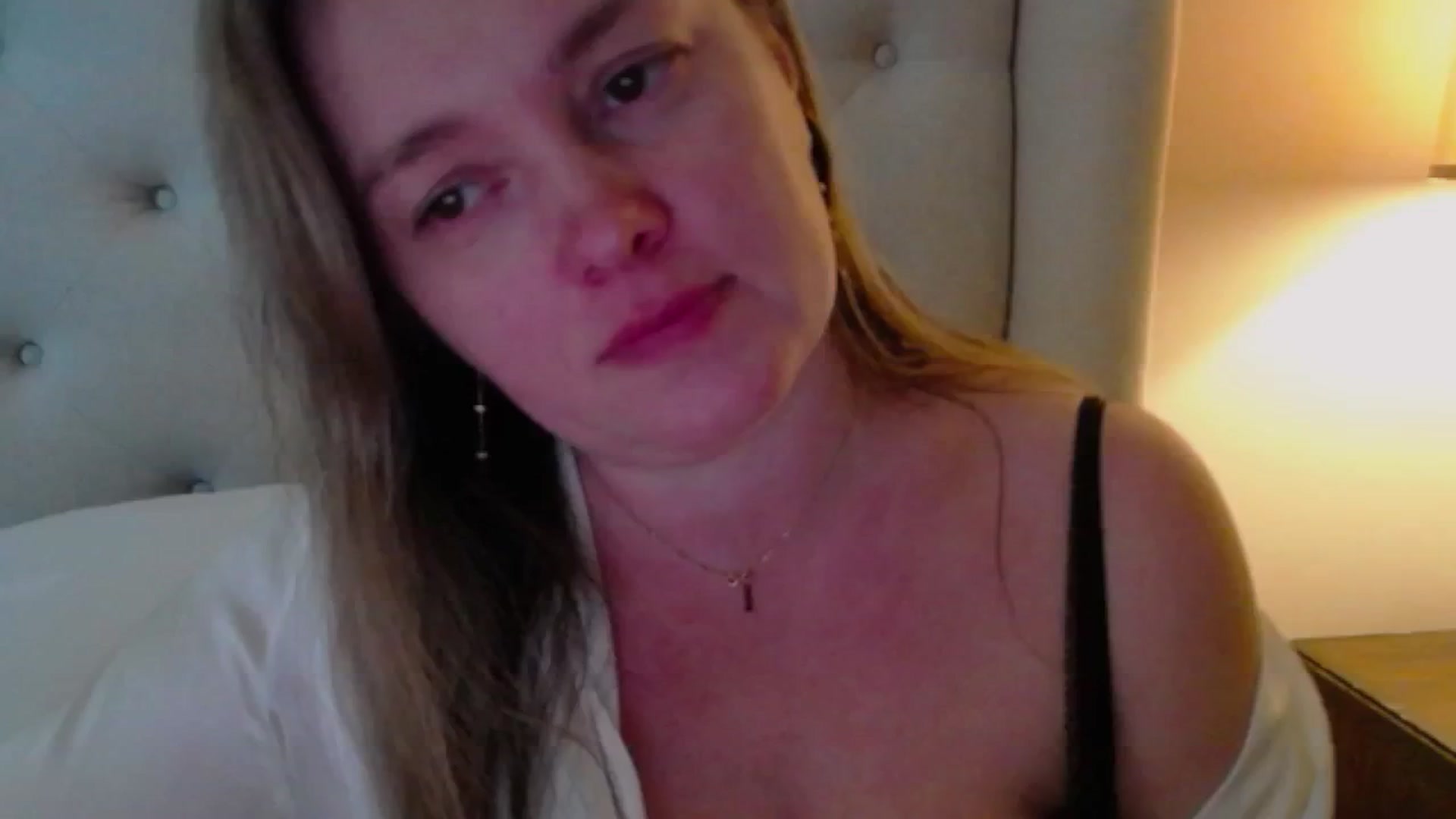 Gallery image thumbnail from J0llye's myfreecams stream on, 03/17/2025, 19:38 image 12 of 20