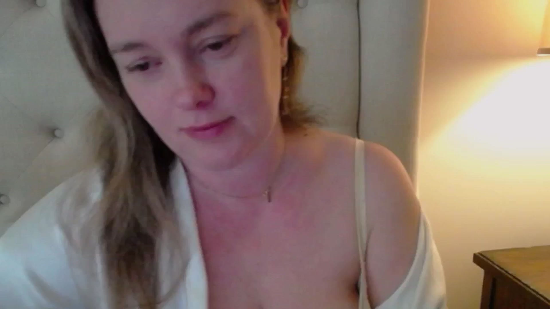 Gallery image thumbnail from J0llye's myfreecams stream on, 03/19/2025, 16:14 image 10 of 20