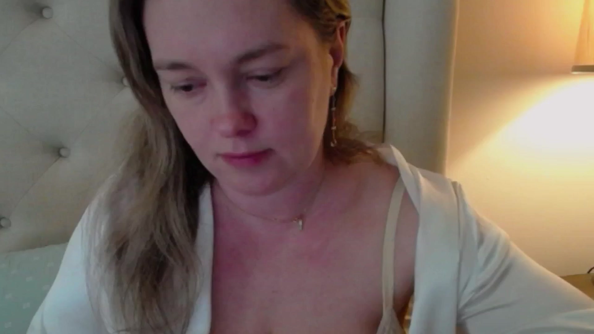 Gallery image thumbnail from J0llye's myfreecams stream on, 03/19/2025, 16:14 image 15 of 20