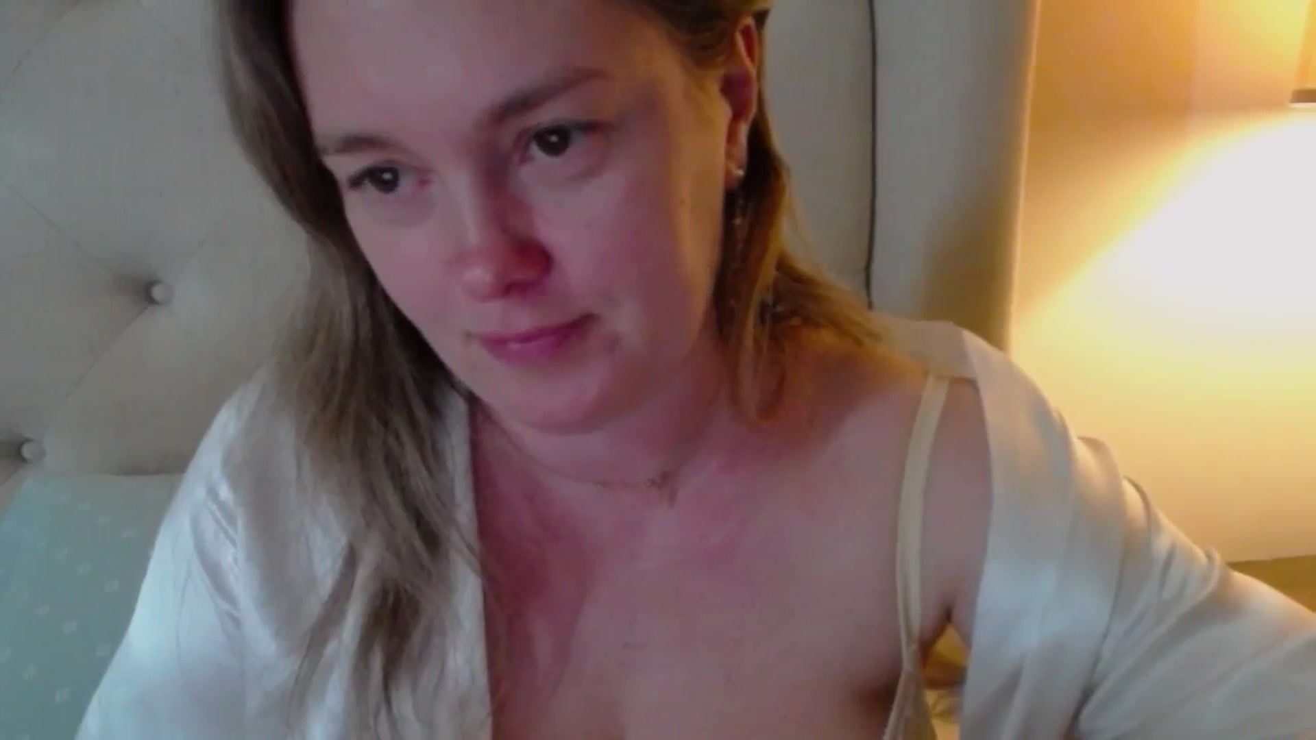 Gallery image thumbnail from J0llye's myfreecams stream on, 03/19/2025, 19:33 image 18 of 20