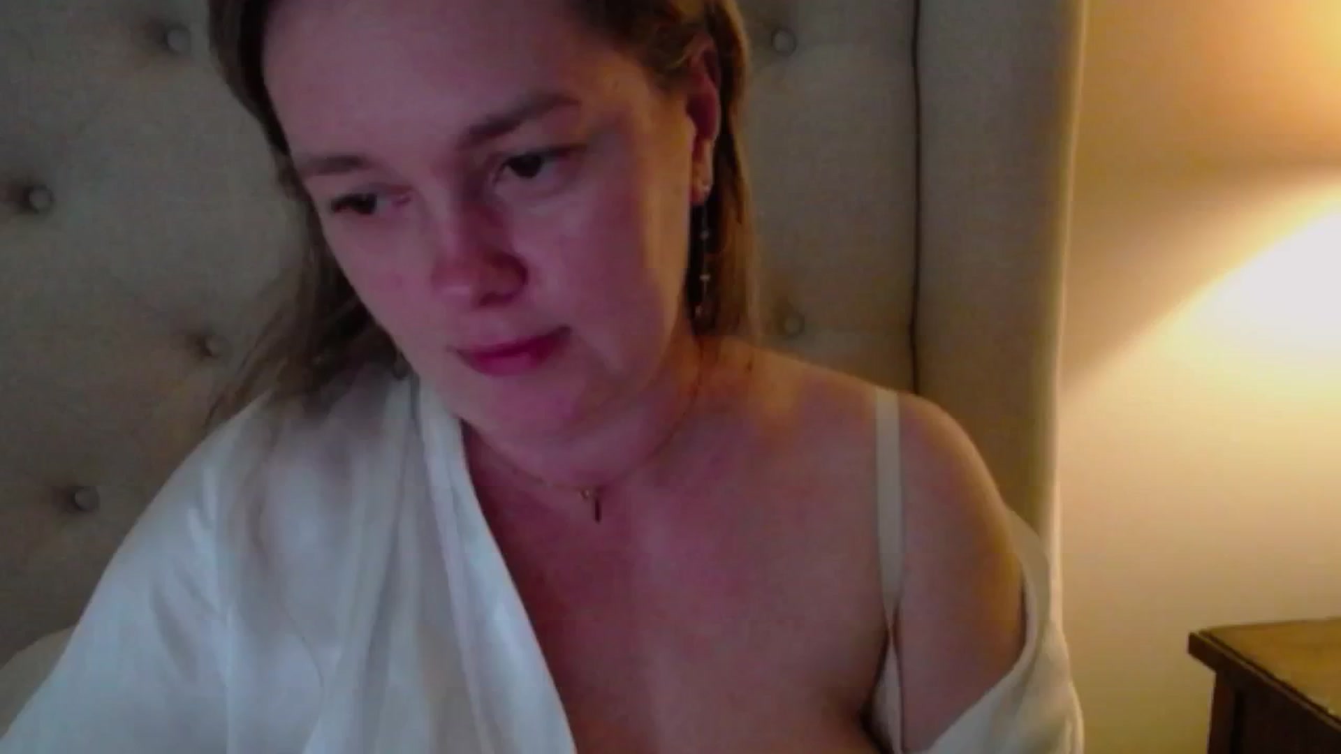 Gallery image thumbnail from J0llye's myfreecams stream on, 03/29/2025, 21:21 image 12 of 20
