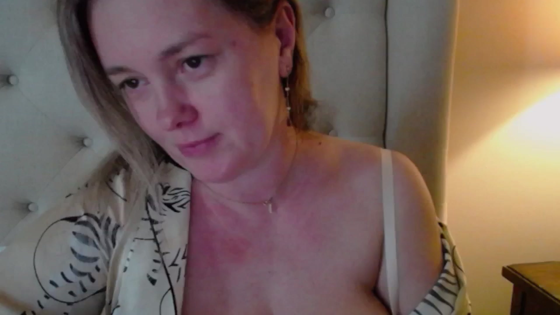 Gallery image thumbnail from J0llye's myfreecams stream on, 03/30/2025, 20:09 image 19 of 20