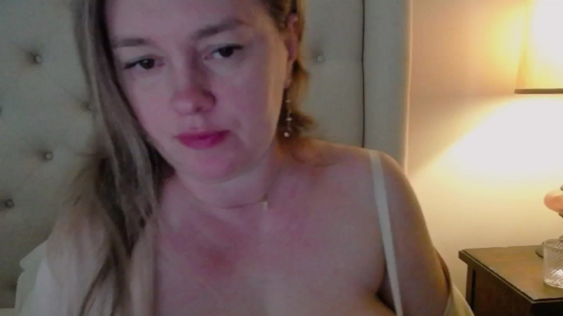 Gallery image thumbnail from J0llye's myfreecams stream on, 03/31/2025, 15:47 image 15 of 20