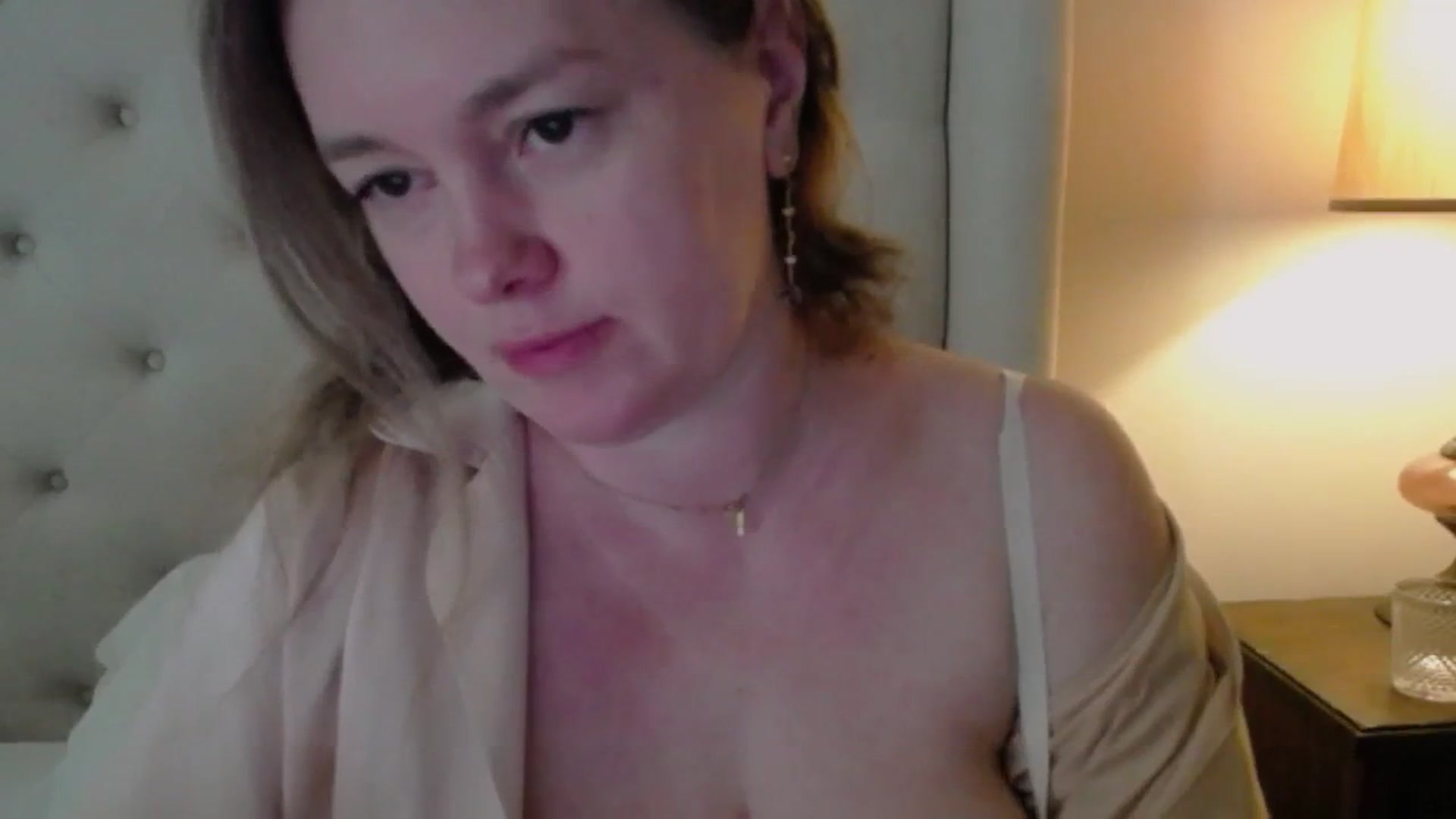 Gallery image thumbnail from J0llye's myfreecams stream on, 03/31/2025, 16:10 image 6 of 20