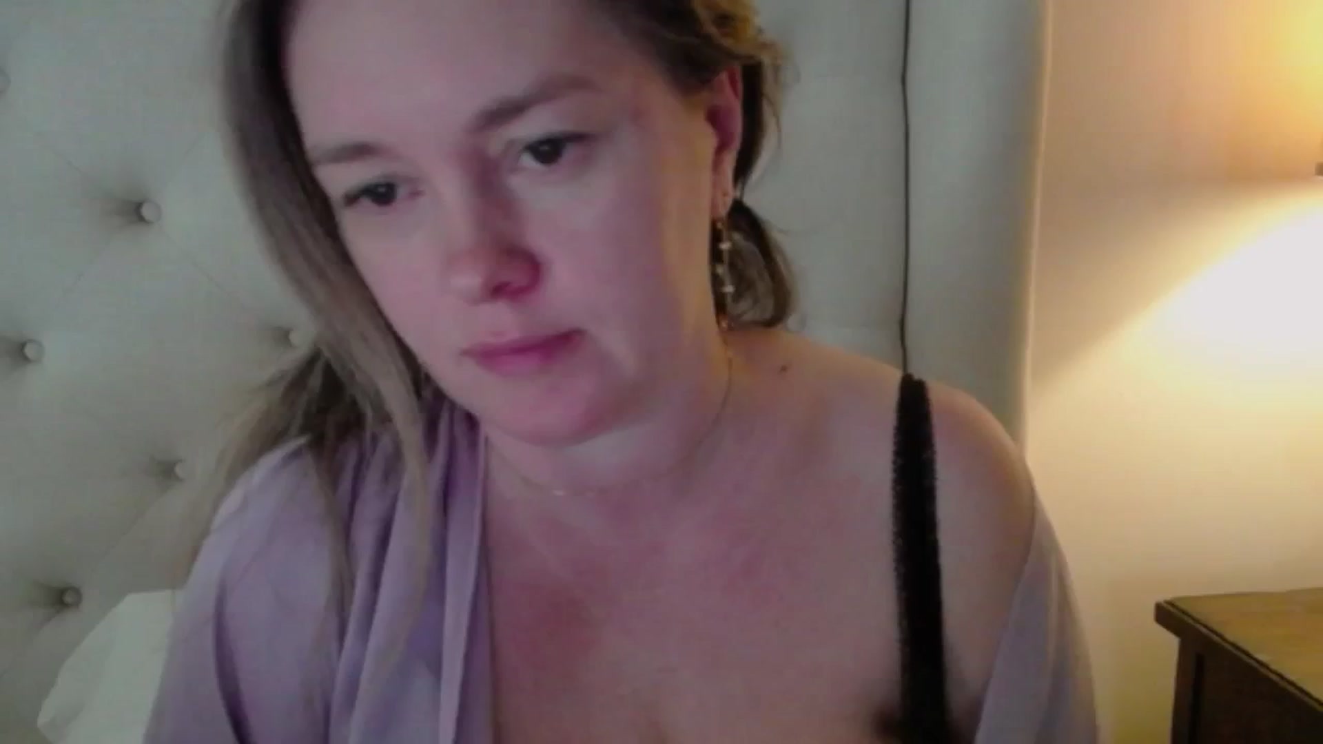 Gallery image thumbnail from J0llye's myfreecams stream on, 04/01/2025, 16:32 image 14 of 20
