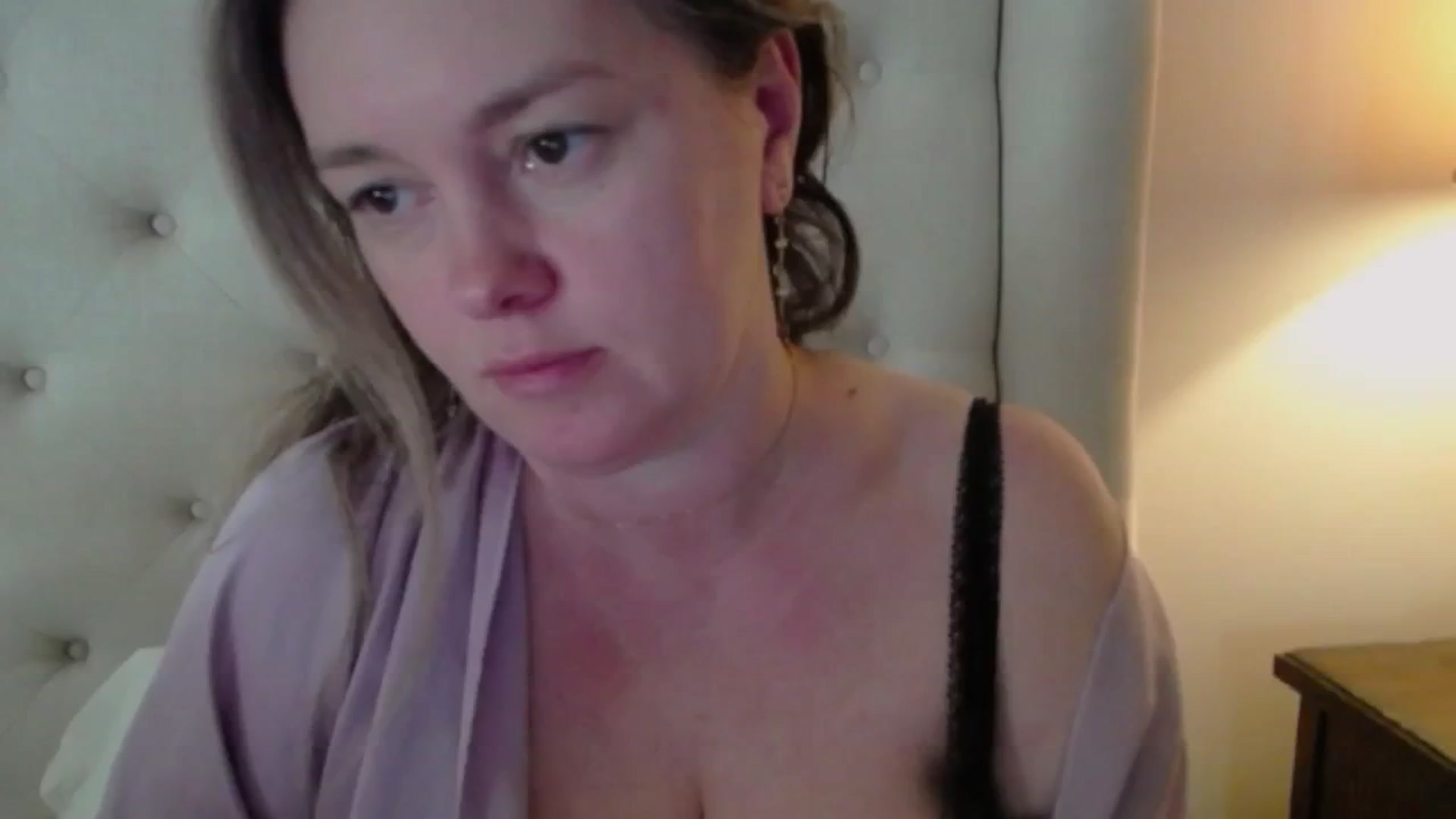 Gallery image thumbnail from J0llye's myfreecams stream on, 04/01/2025, 16:32 image 12 of 20