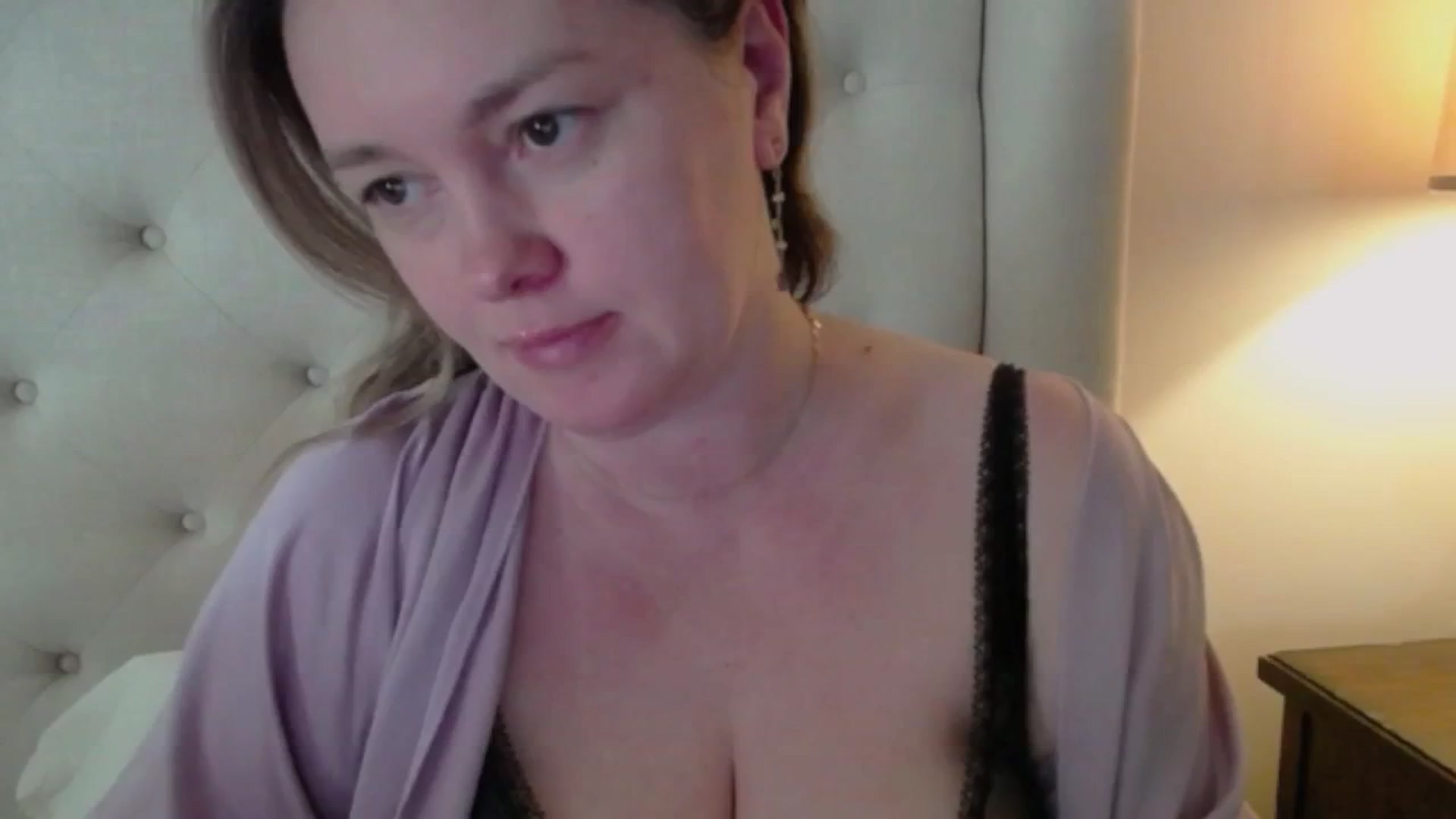 Gallery image thumbnail from J0llye's myfreecams stream on, 04/01/2025, 16:32 image 2 of 20