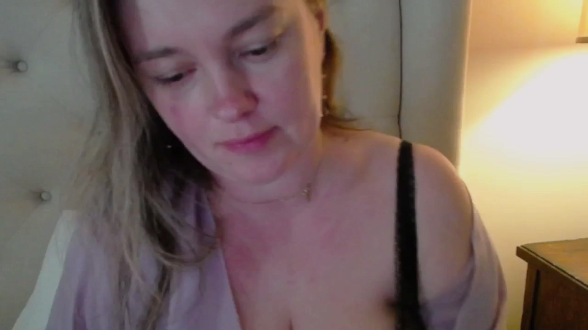 Gallery image thumbnail from J0llye's myfreecams stream on, 04/09/2025, 19:14 image 15 of 20