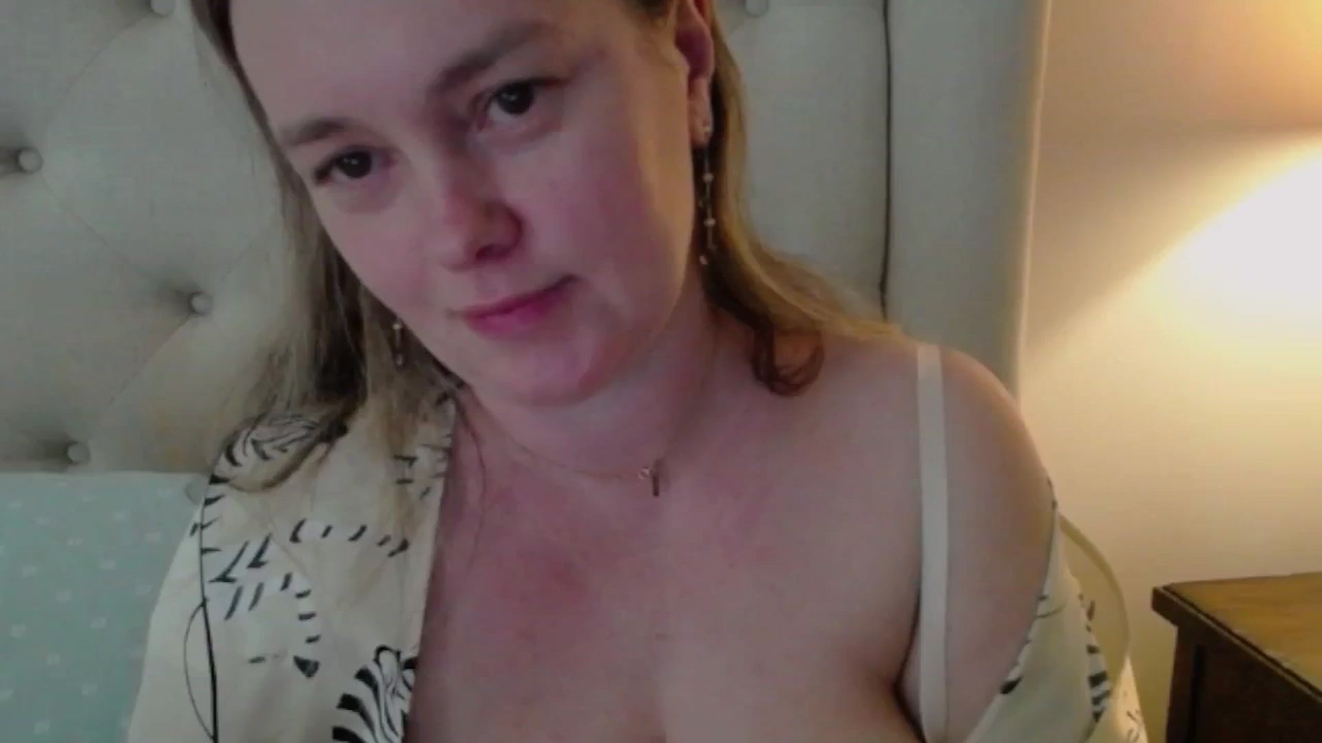 Gallery image thumbnail from J0llye's myfreecams stream on, 04/15/2025, 16:46 image 16 of 20