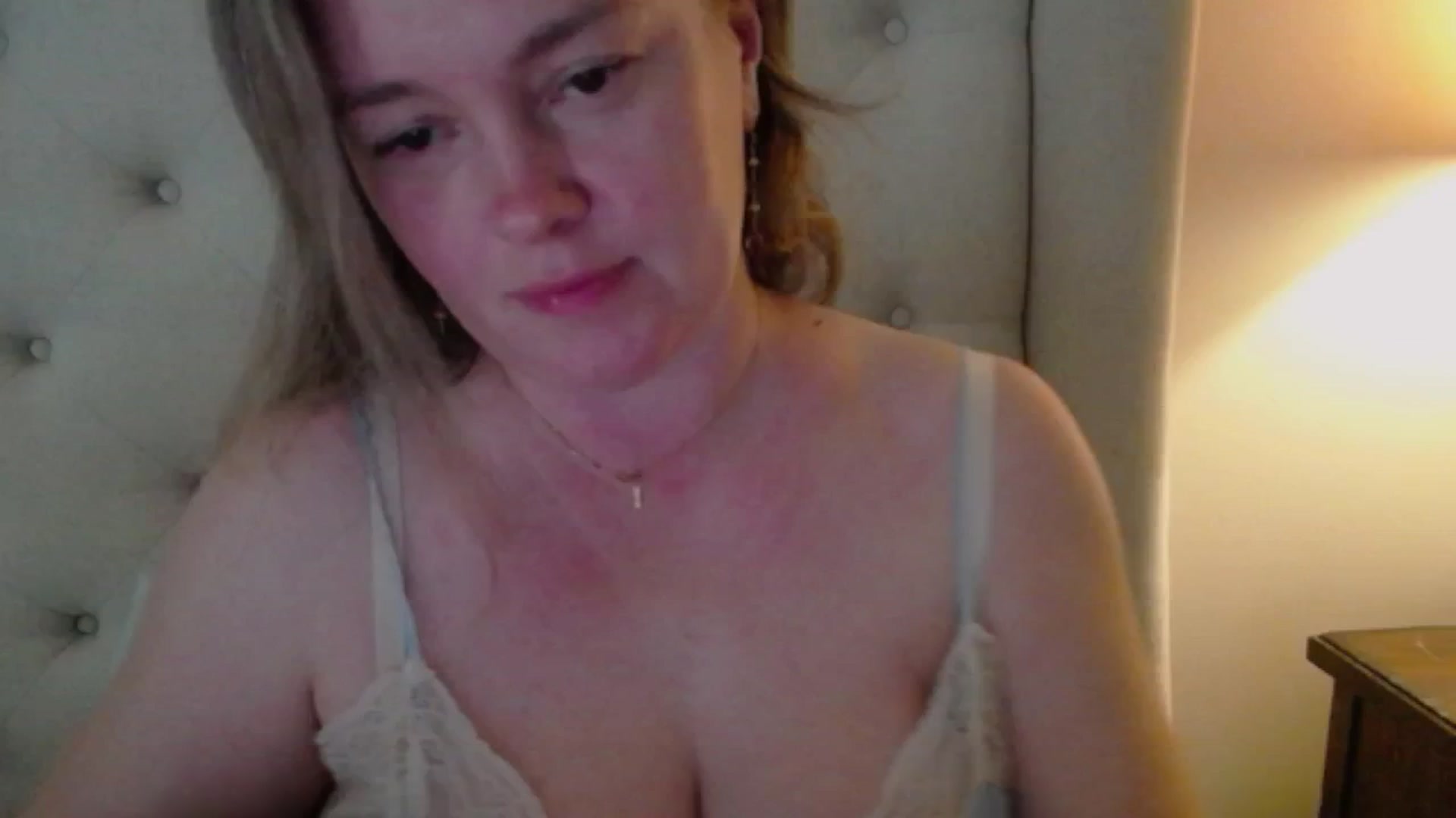 Gallery image thumbnail from J0llye's myfreecams stream on, 04/17/2025, 16:32 image 1 of 20