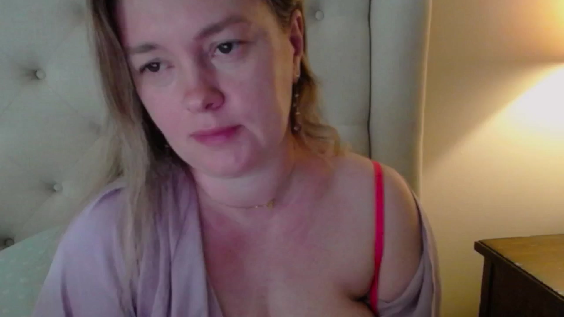 Gallery image thumbnail from J0llye's myfreecams stream on, 04/18/2025, 16:08 image 16 of 20