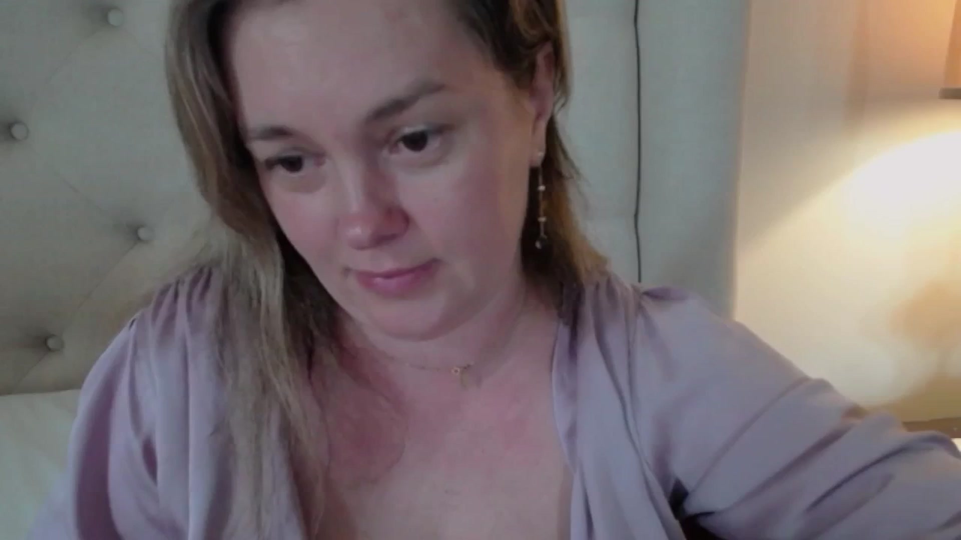 Gallery image thumbnail from J0llye's myfreecams stream on, 04/29/2025, 19:42 image 17 of 20