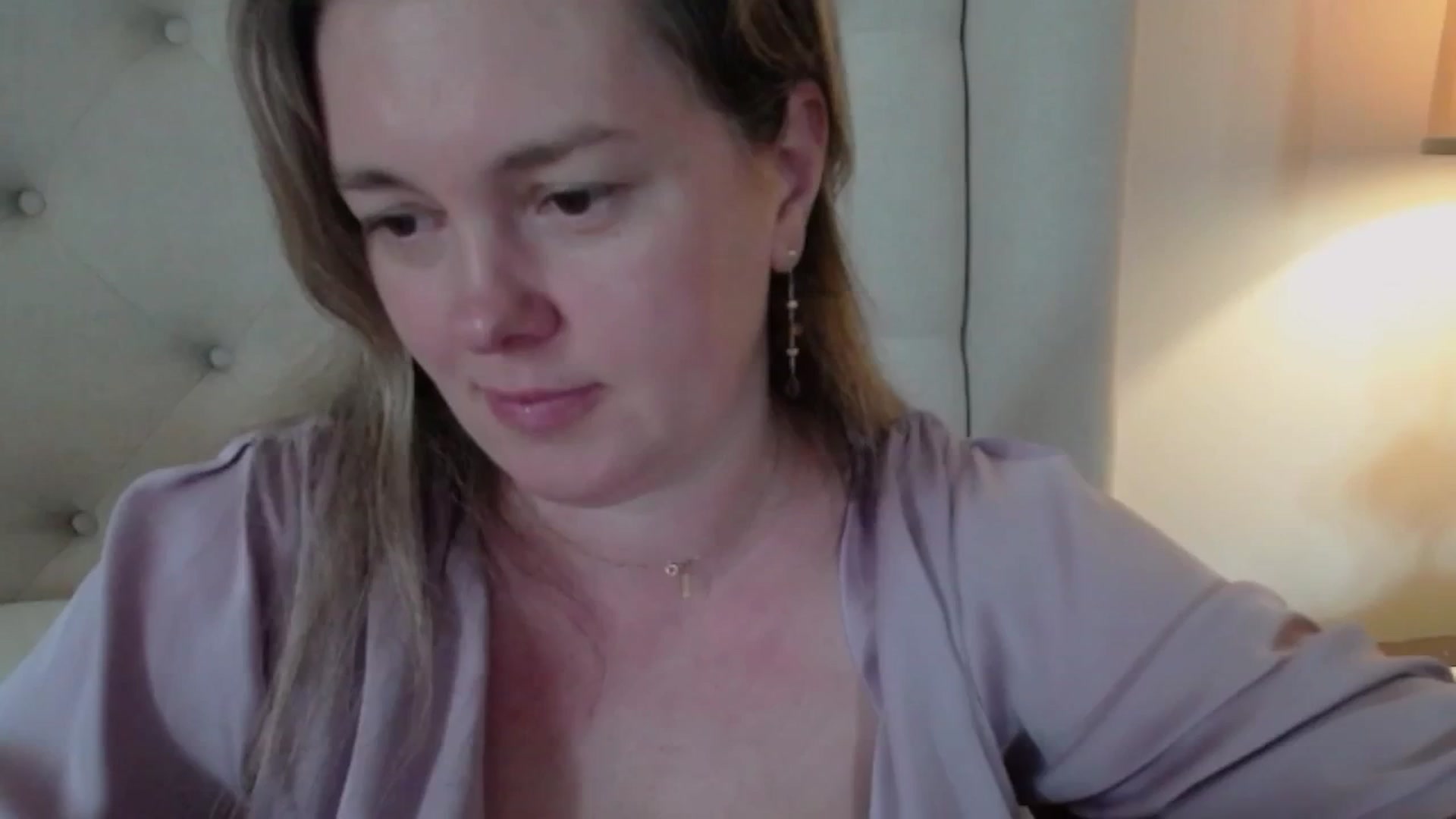 Gallery image thumbnail from J0llye's myfreecams stream on, 04/29/2025, 19:42 image 16 of 20