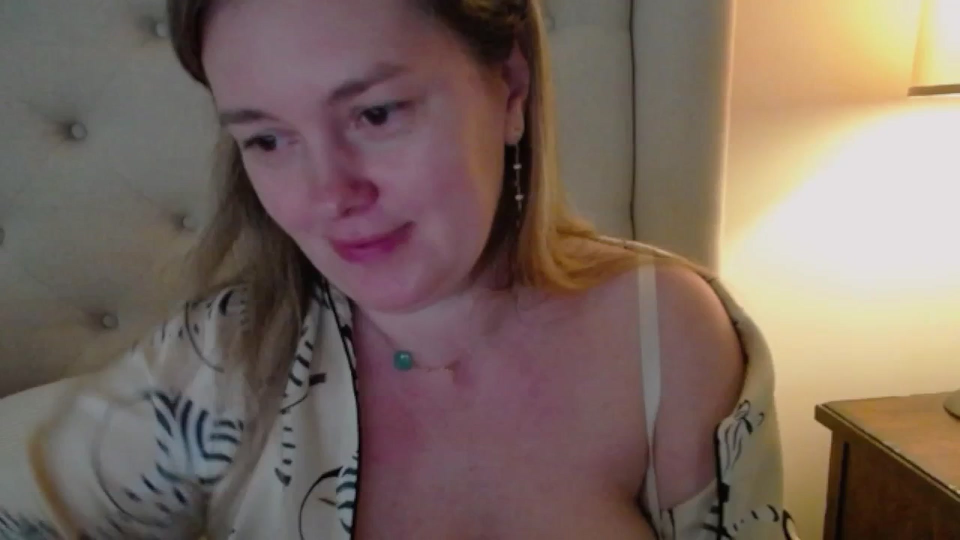 Gallery image thumbnail from J0llye's myfreecams stream on, 05/05/2025, 19:57 image 12 of 20
