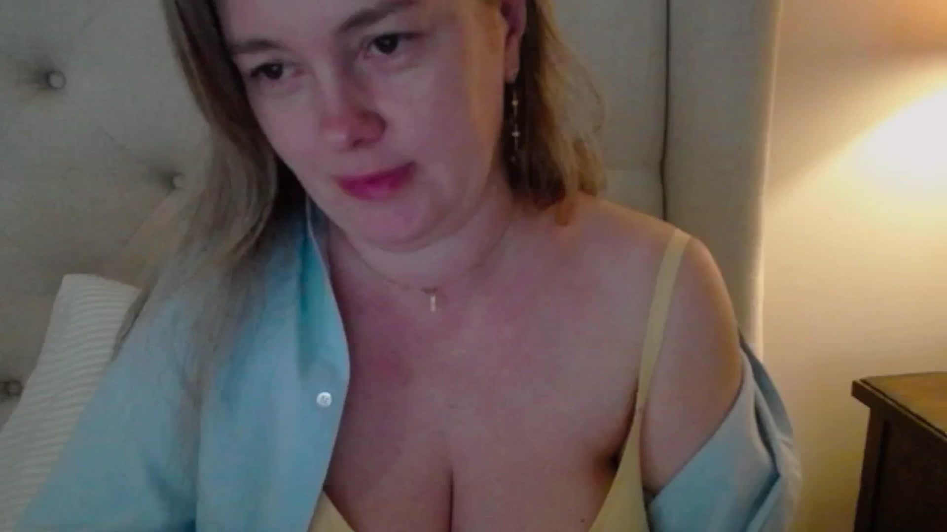 Gallery image thumbnail from J0llye's myfreecams stream on, 05/07/2025, 15:38 image 13 of 20