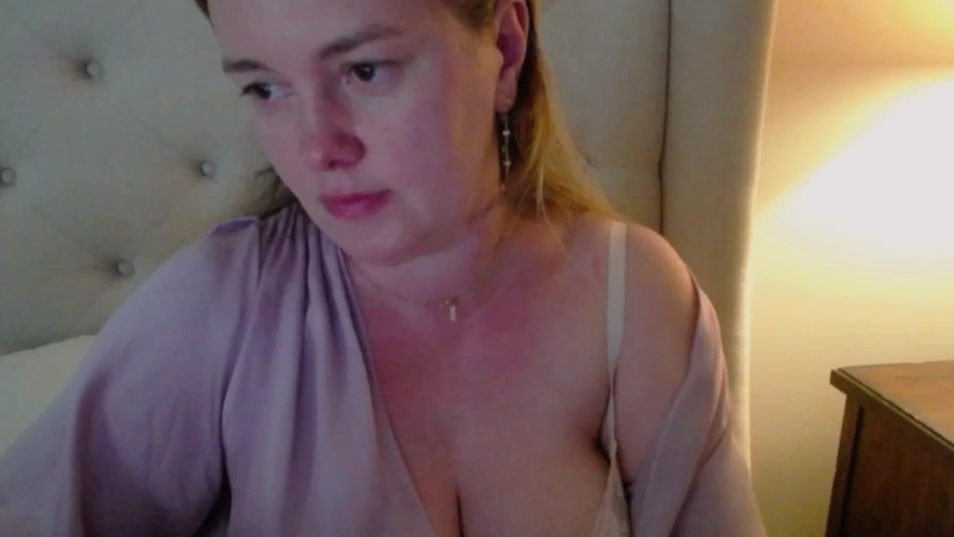 Gallery image thumbnail from J0llye's myfreecams stream on, 05/20/2025, 19:10 image 9 of 20