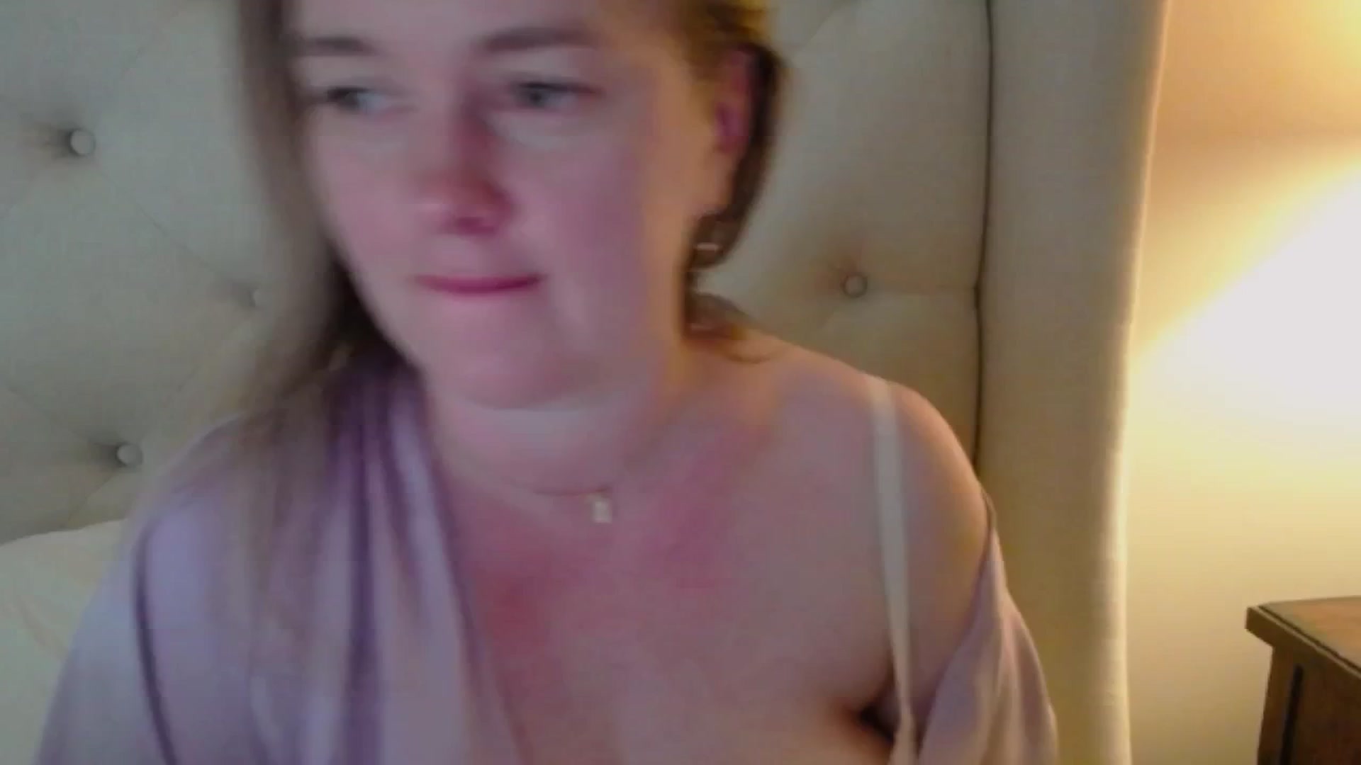 Gallery image thumbnail from J0llye's myfreecams stream on, 05/20/2025, 19:50 image 3 of 20