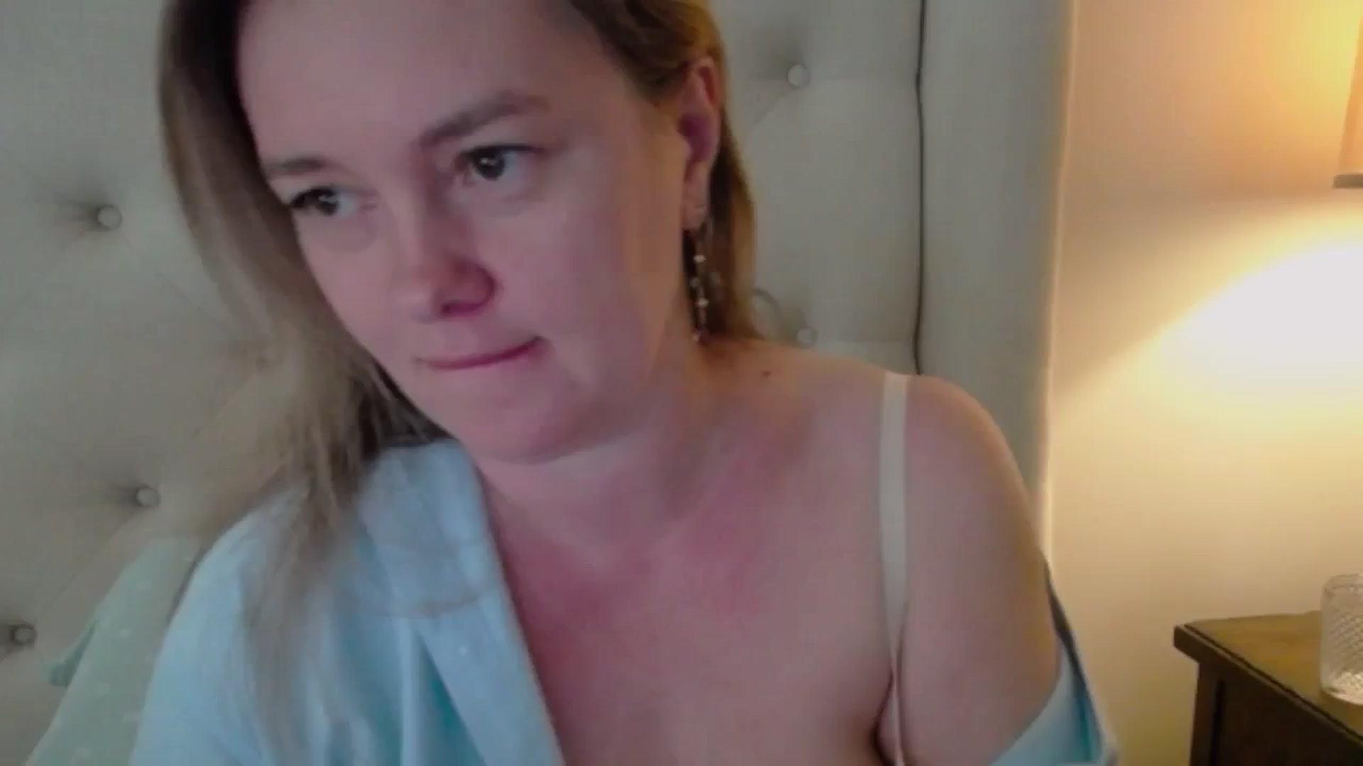 Gallery image thumbnail from J0llye's myfreecams stream on, 05/21/2025, 15:35 image 18 of 20