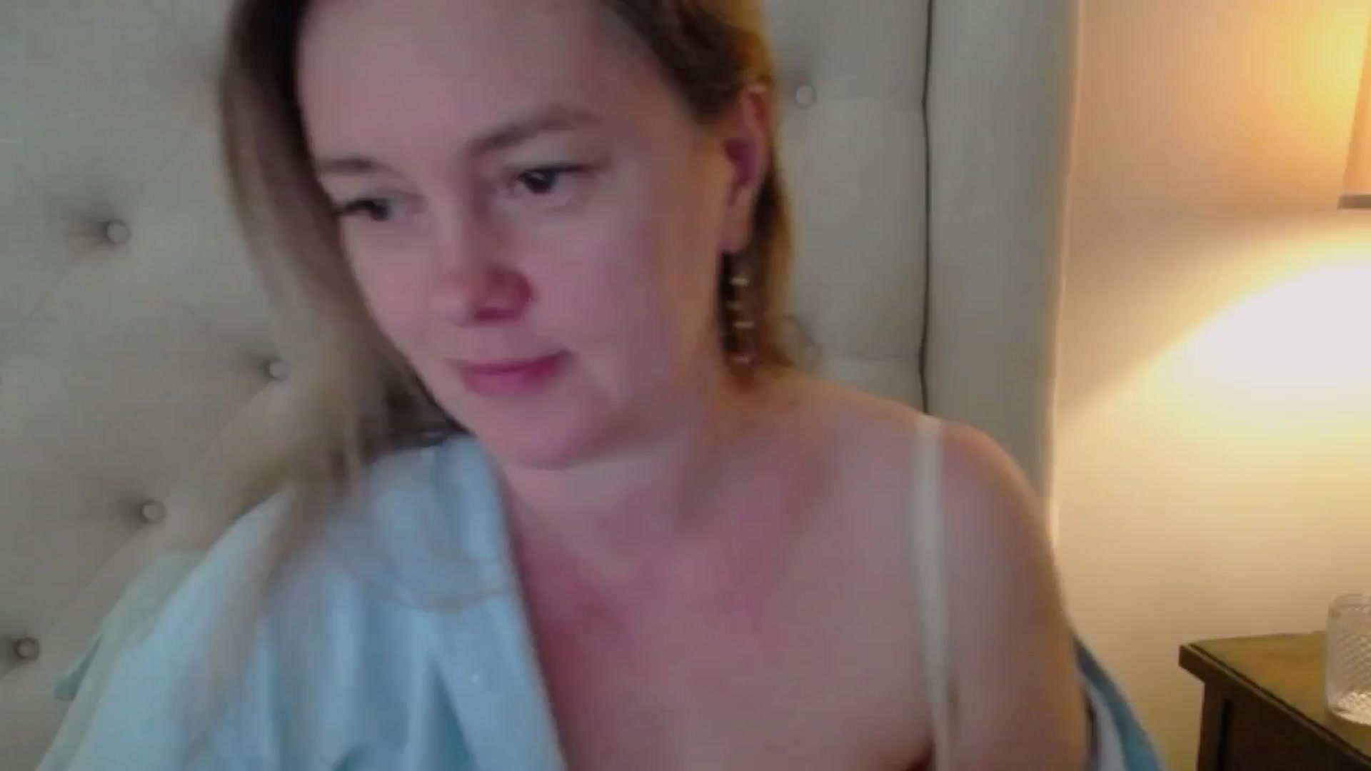 Gallery image thumbnail from J0llye's myfreecams stream on, 05/21/2025, 15:35 image 13 of 20