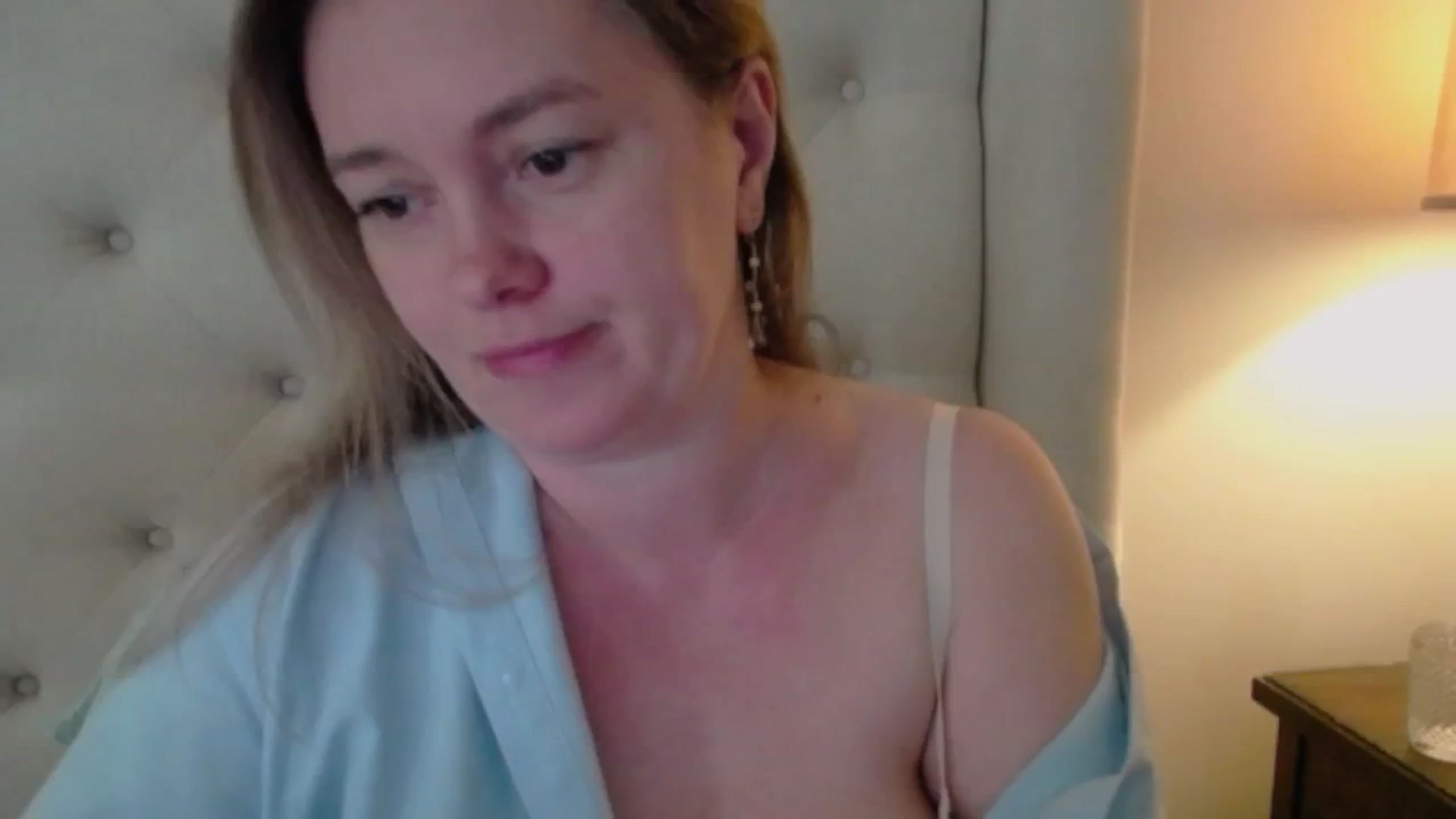 Gallery image thumbnail from J0llye's myfreecams stream on, 05/21/2025, 15:35 image 10 of 20