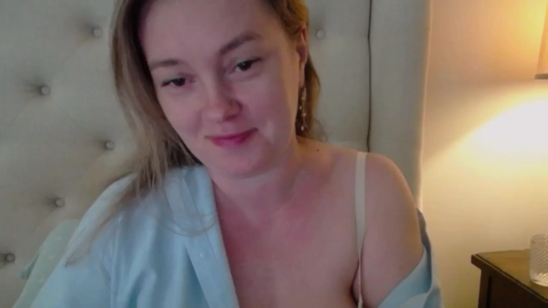 Gallery image thumbnail from J0llye's myfreecams stream on, 05/21/2025, 15:35 image 12 of 20