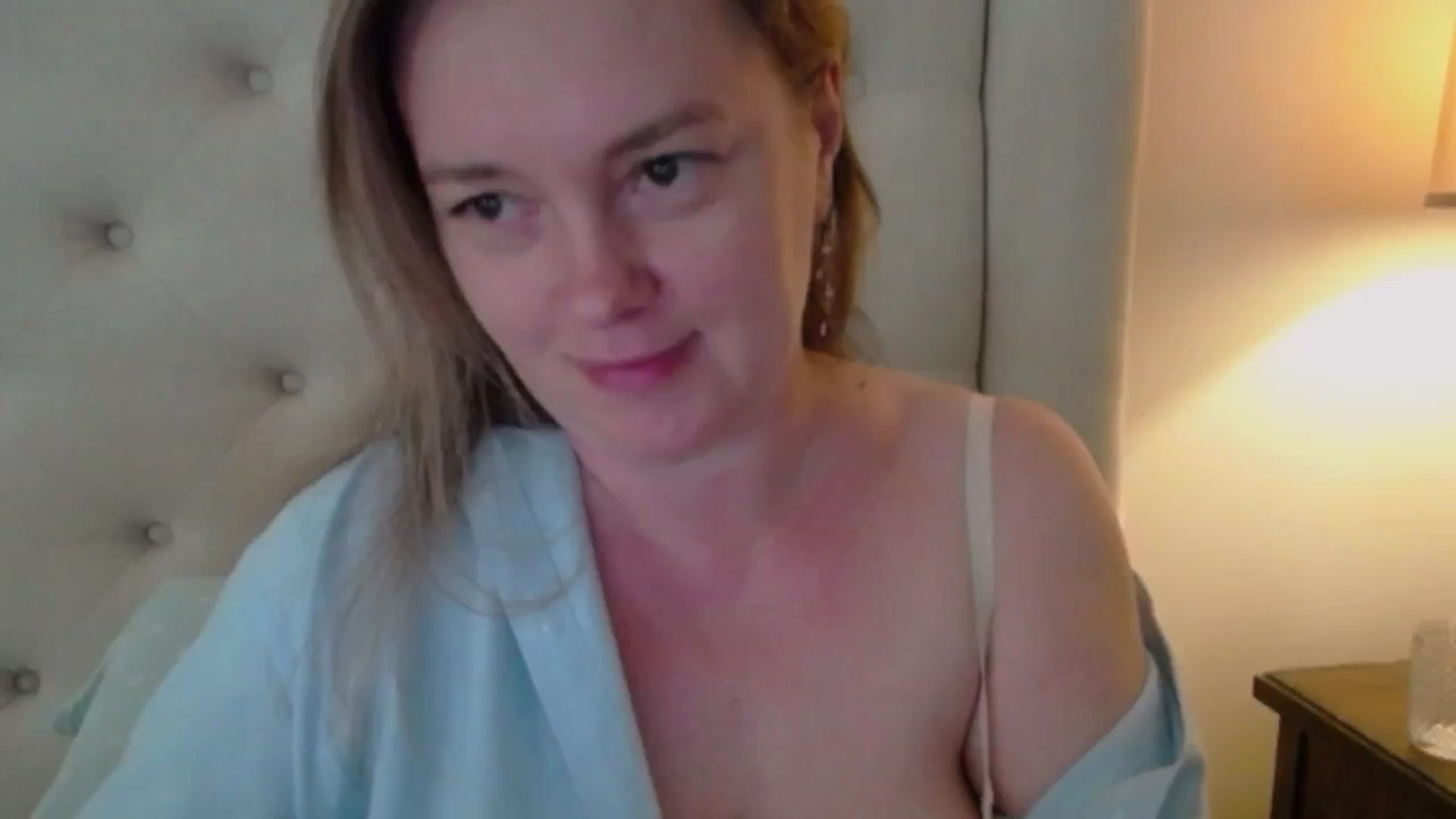 Gallery image thumbnail from J0llye's myfreecams stream on, 05/21/2025, 15:35 image 17 of 20