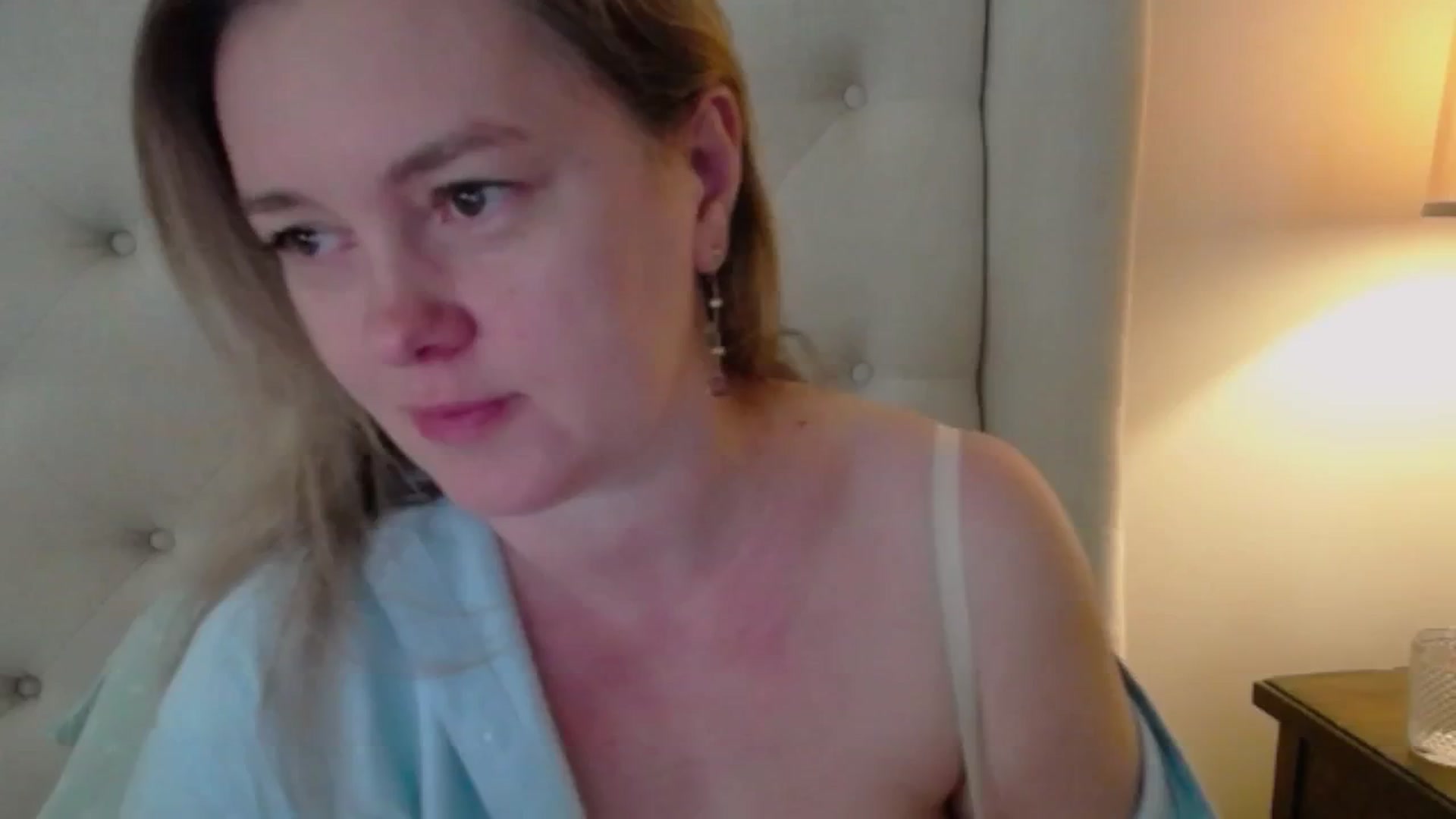 Gallery image thumbnail from J0llye's myfreecams stream on, 05/21/2025, 15:35 image 16 of 20