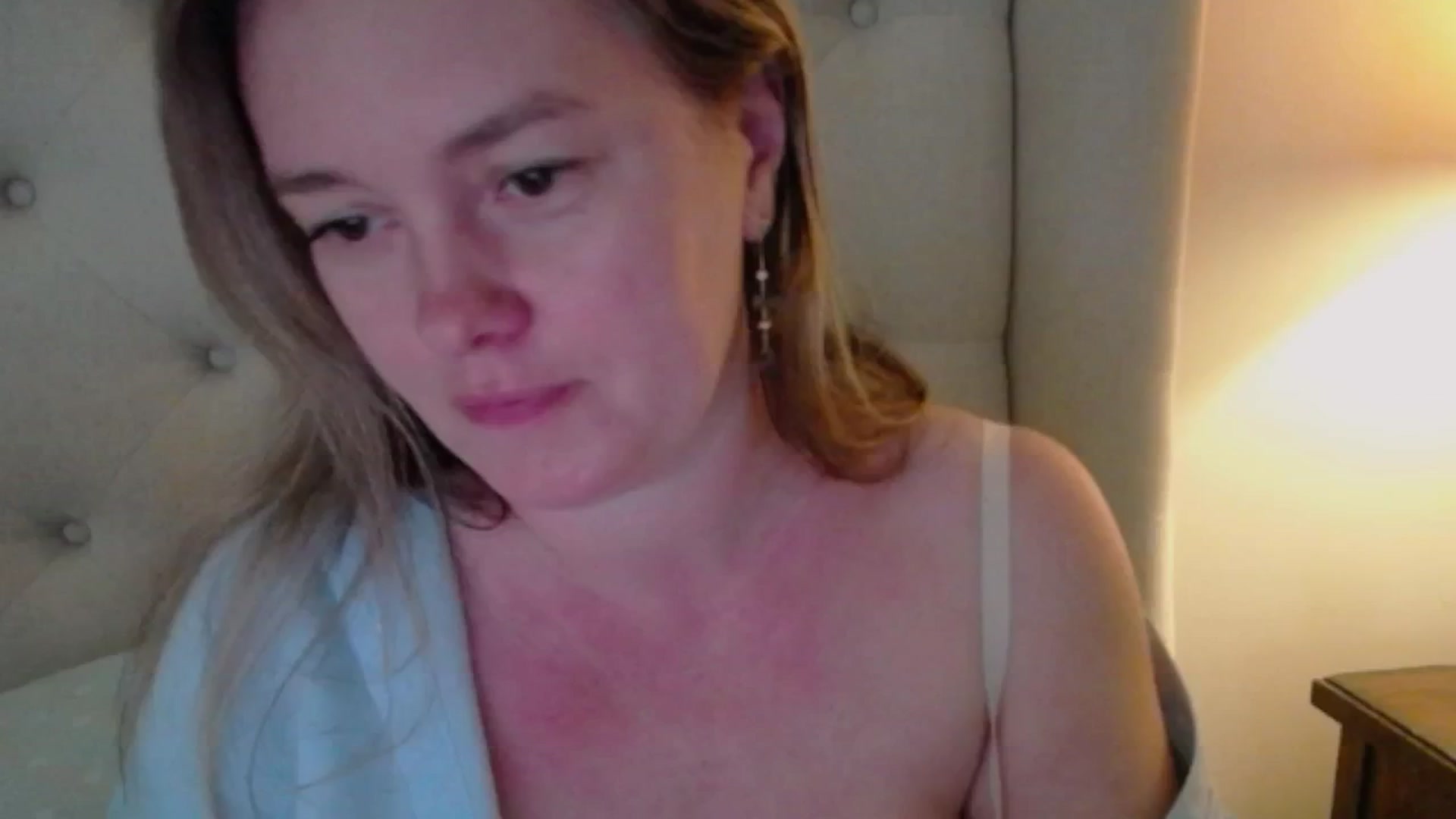 Gallery image thumbnail from J0llye's myfreecams stream on, 05/21/2025, 20:01 image 4 of 20