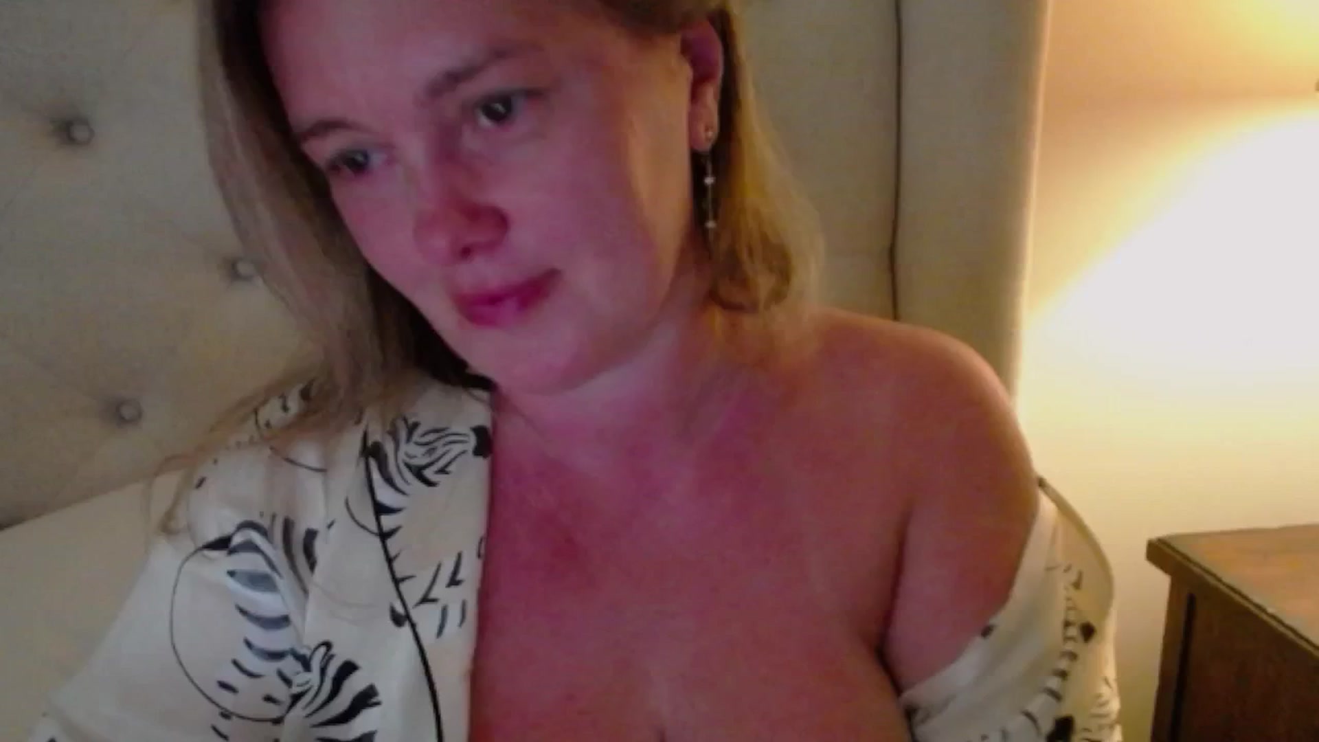 Gallery image thumbnail from J0llye's myfreecams stream on, 06/20/2025, 21:05 image 16 of 20